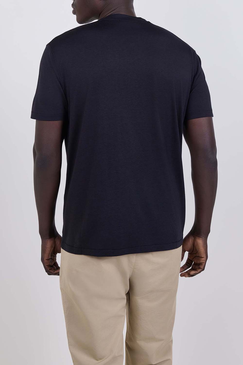 תמונת דוגמן אחורית של חולצת טי