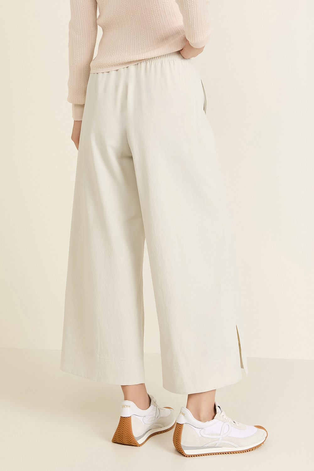 תמונת דוגמן אחורית של Stretch Woven High-Rise Wide-Leg Cropped Pant