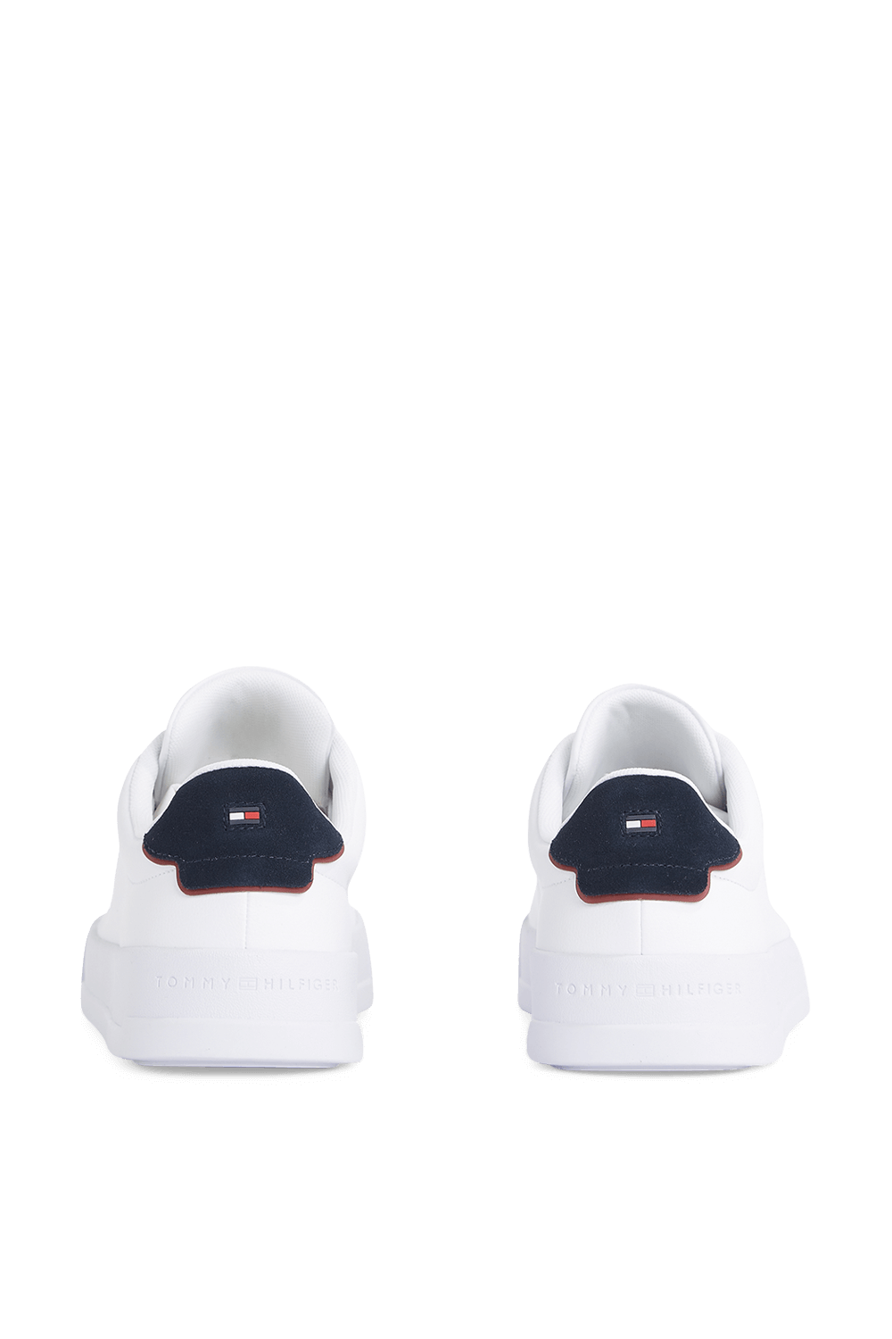 תמונת תקריב של נעלי סניקרס