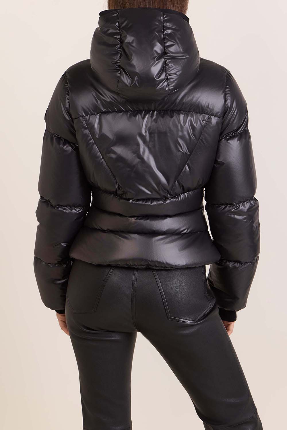 תמונת דוגמן אחורית של מעיל פוך קצר