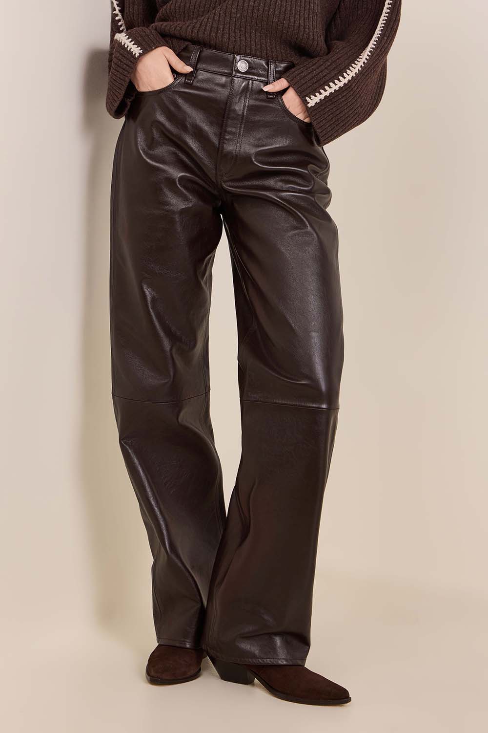 תמונת דוגמן קידמית של מכנסי עור