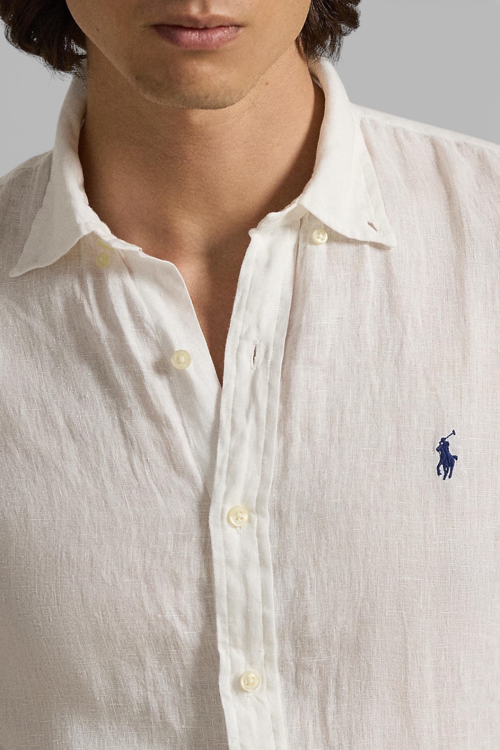 תמונת תקריב דוגמן של חולצה מכופתרת