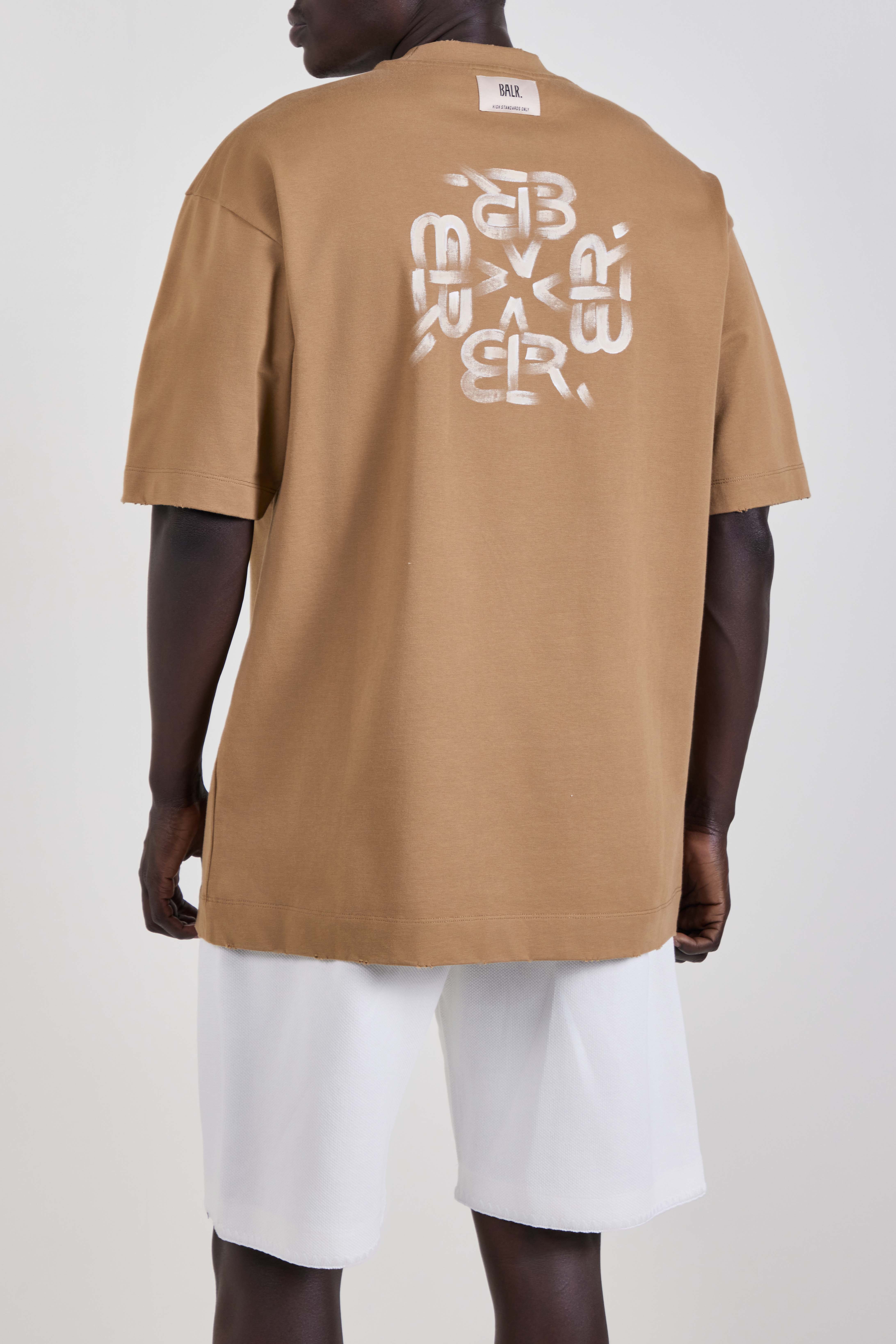 תמונת דוגמן אחורית של חולצת טי אוברסייז