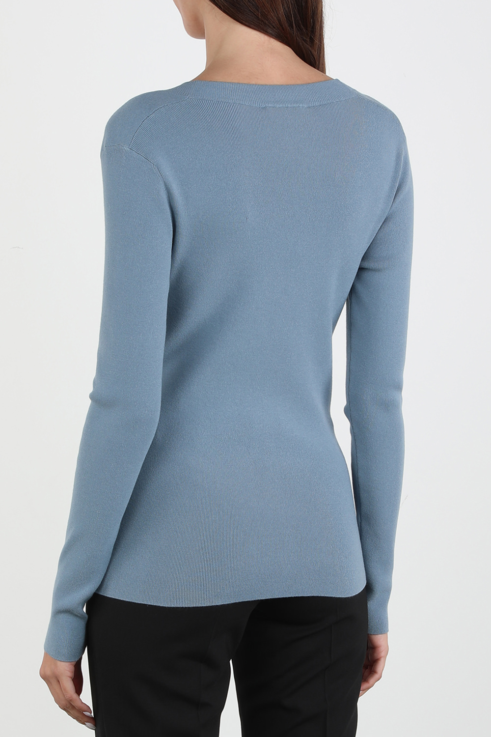 תמונת דוגמן אחורית של Scoop-Neck Lihgt Blue Sweater In Ribbed Stretch Fabric