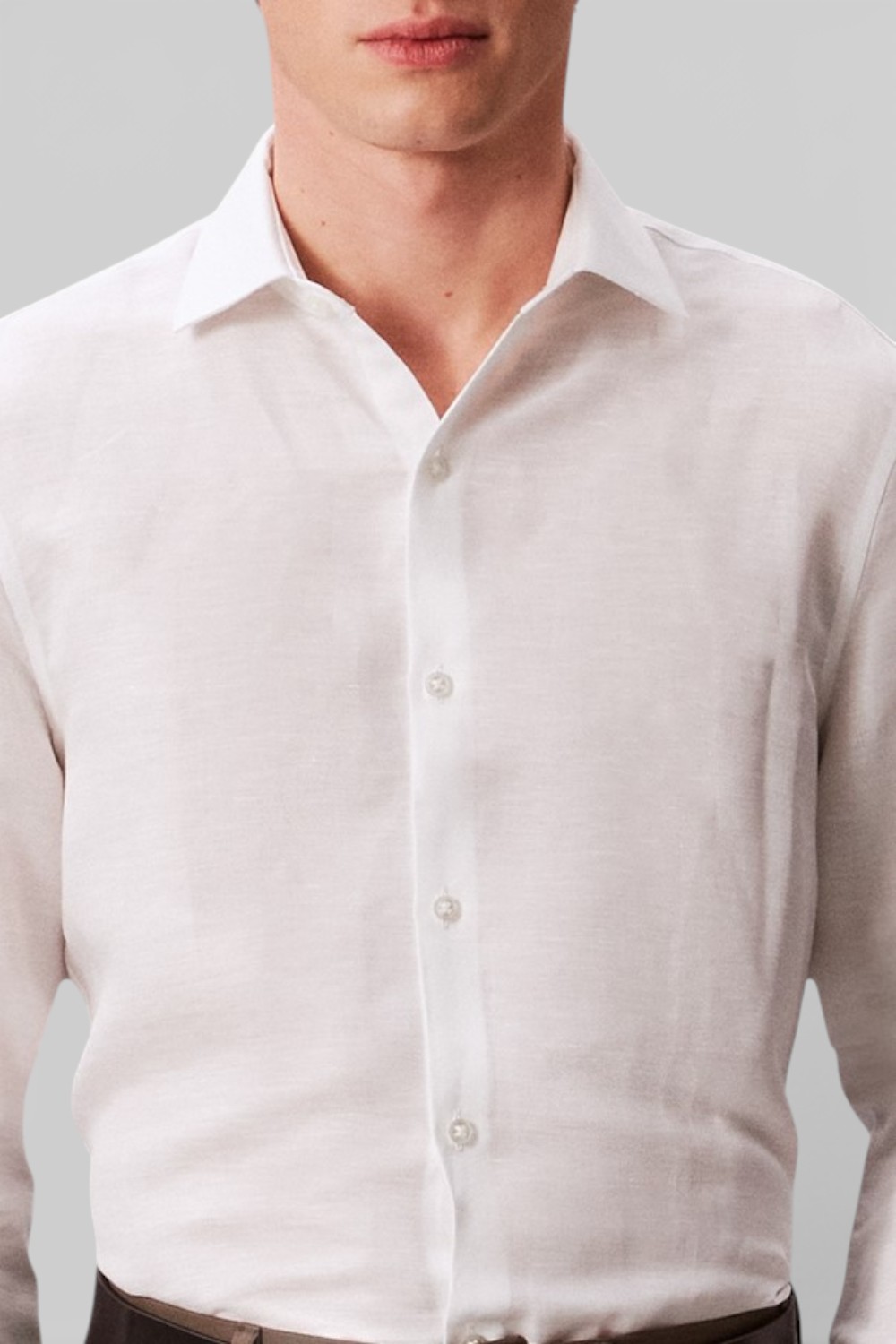 תמונת תקריב דוגמן של חולצה מכופתרת בגזרת סלים