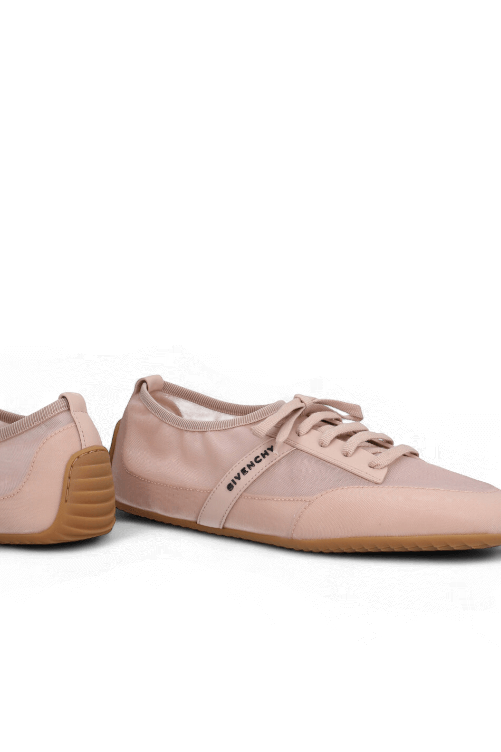 תמונת תקריב של נעלי סניקרס רשת