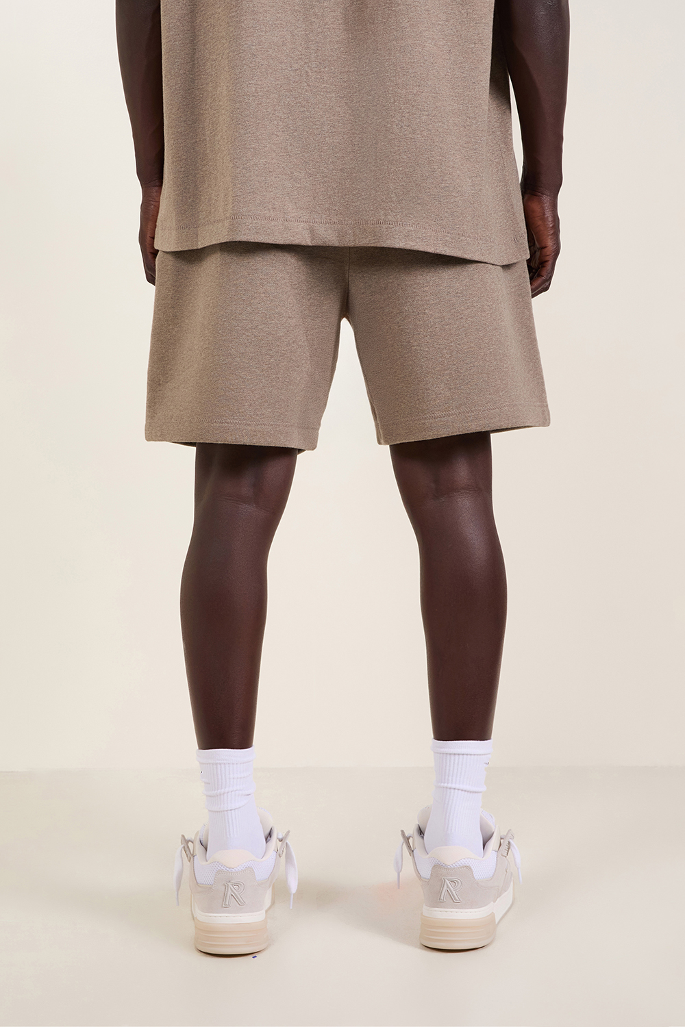 תמונת תקריב דוגמן של מכנסיים קצרים פליז