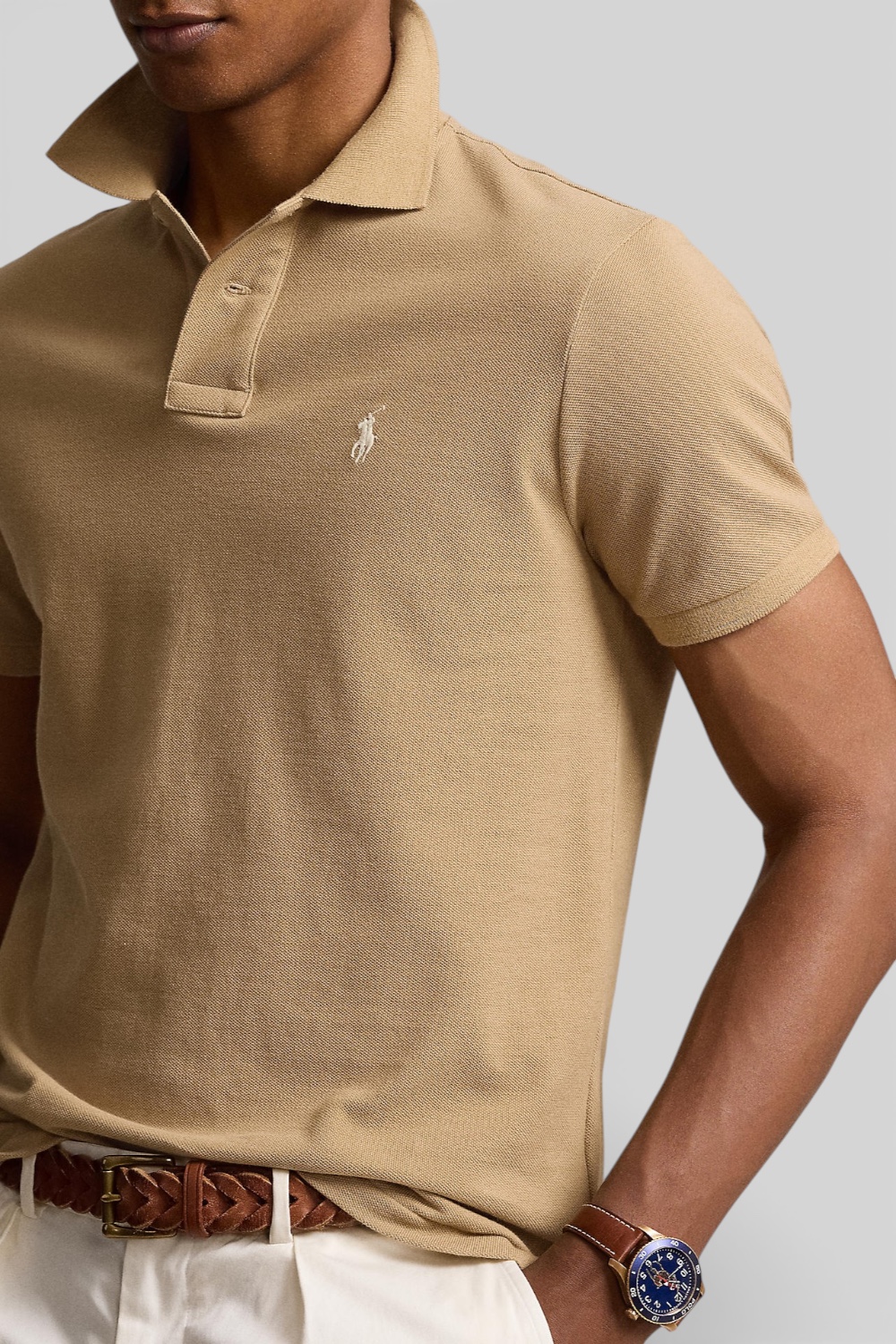 תמונת תקריב דוגמן של חולצת פולו