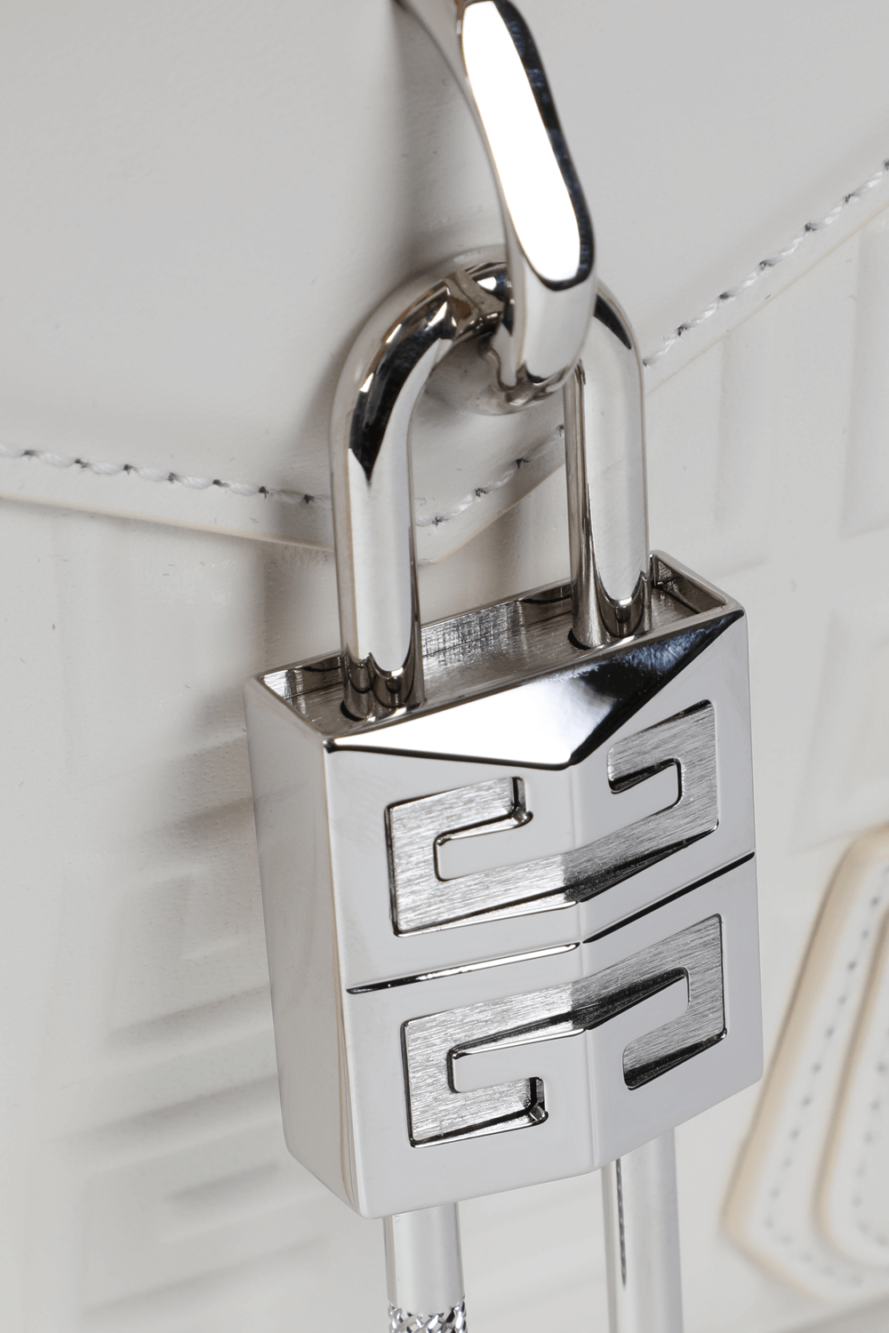 תמונת תקריב של Antigona Lock Mini 4G Leather Bag in Ivory