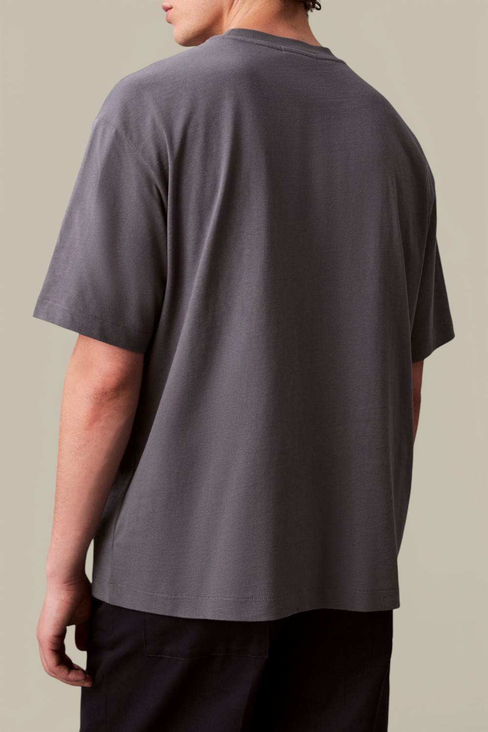 תמונת דוגמן אחורית של חולצת טי