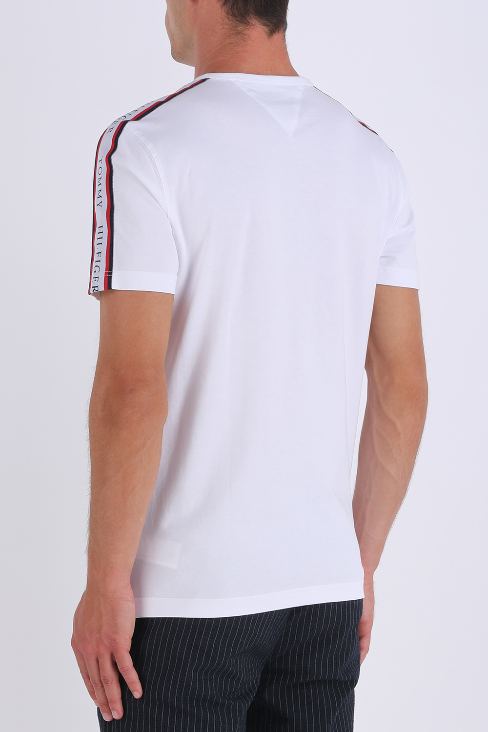 תמונת דוגמן אחורית של Logo Tape T-Shirt in White