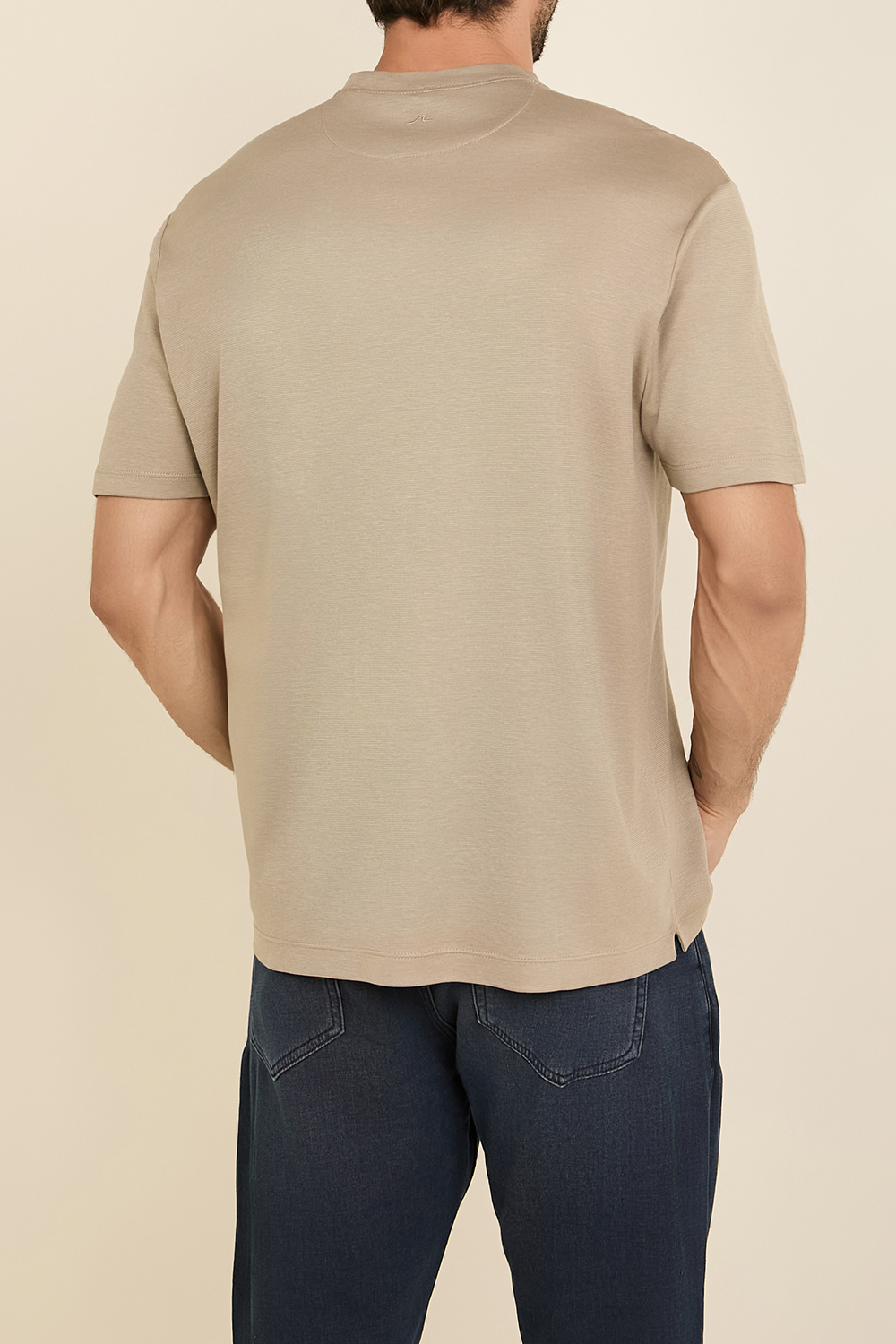 תמונת דוגמן אחורית של חולצת טי