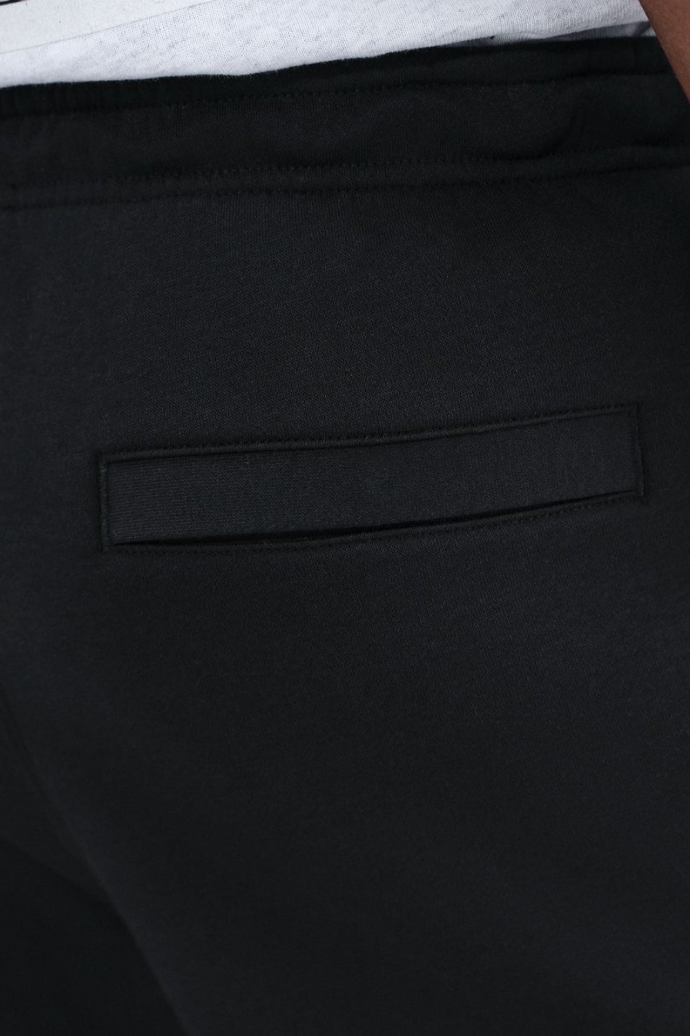 תמונת תקריב דוגמן של מכנסי ג'וגר נייקי X דברים מוזרים