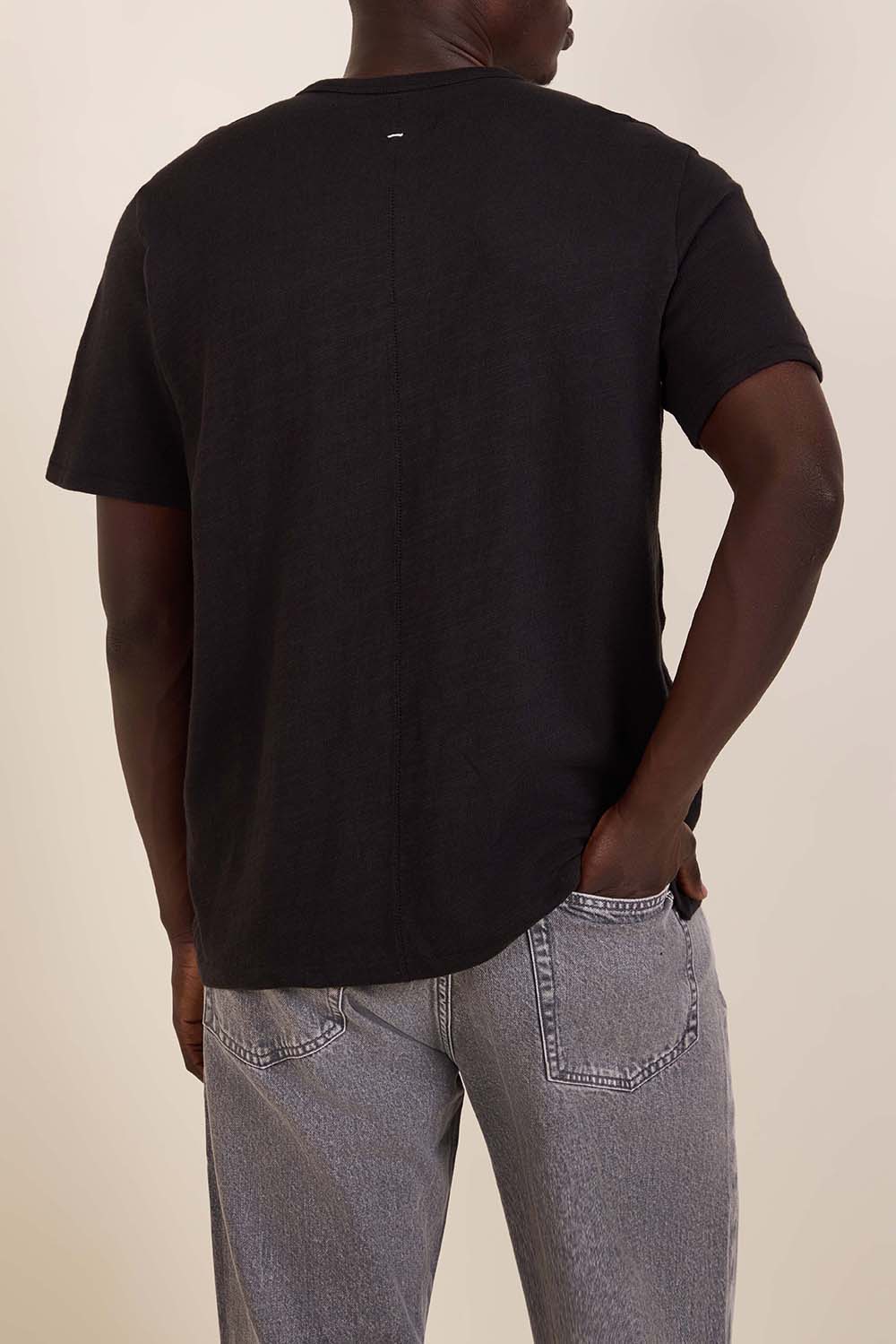 תמונת דוגמן אחורית של חולצת טי