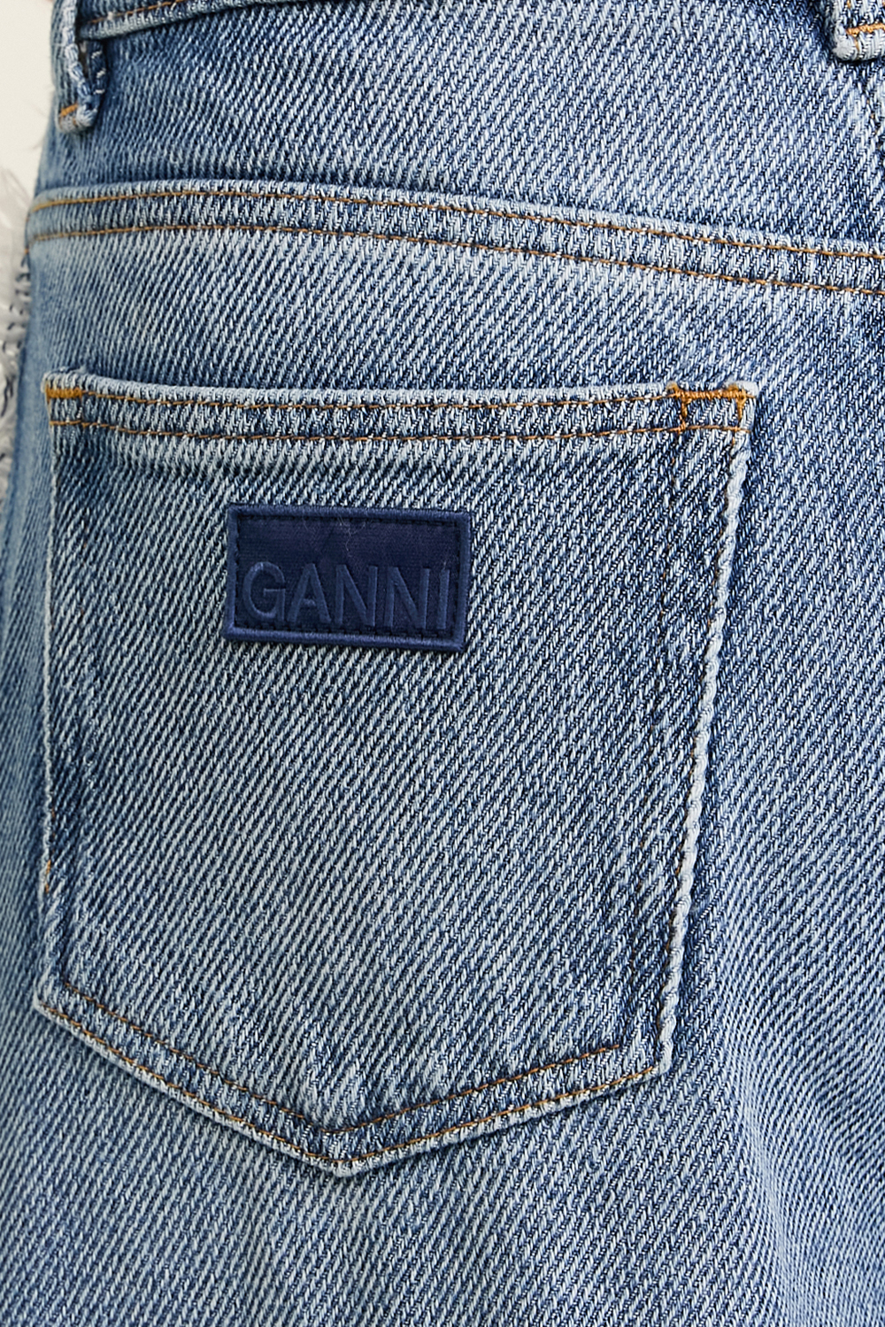 תמונת תקריב דוגמן של מכנסי ג'ינס בגזרת בלון