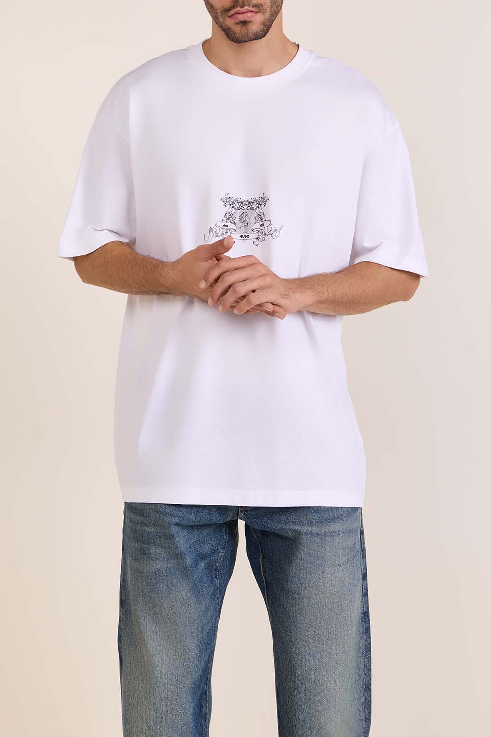 תמונת דוגמן קידמית של חולצת טי אוברסייז משוחררת