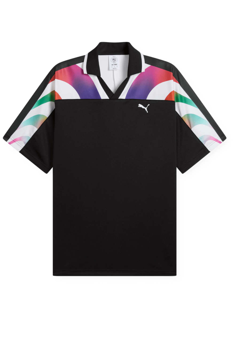 תמונה קידמית של חולצת כדורגל בהשראת חודש הגאווה