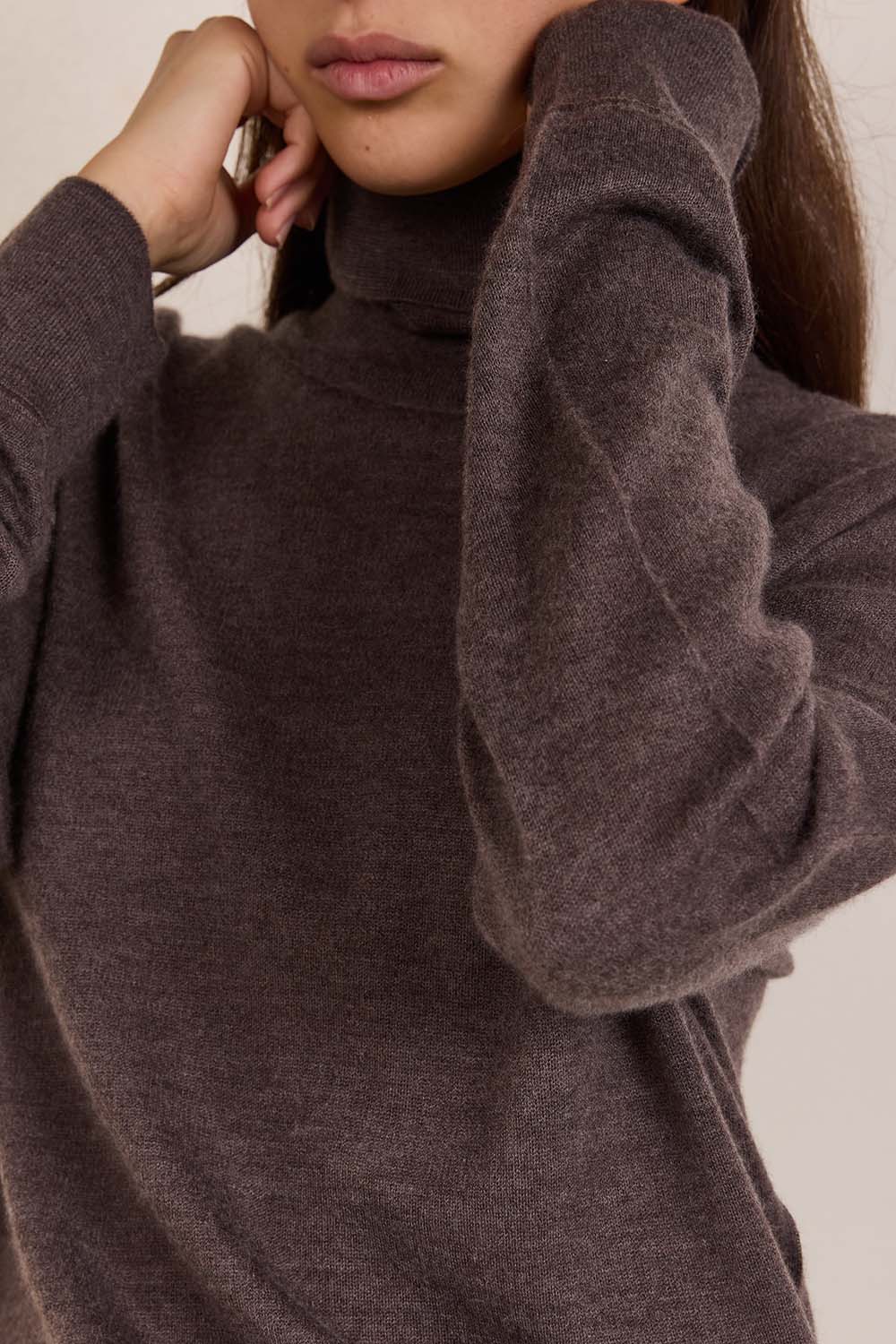 תמונת תקריב דוגמן של חולצת גולף קשמיר