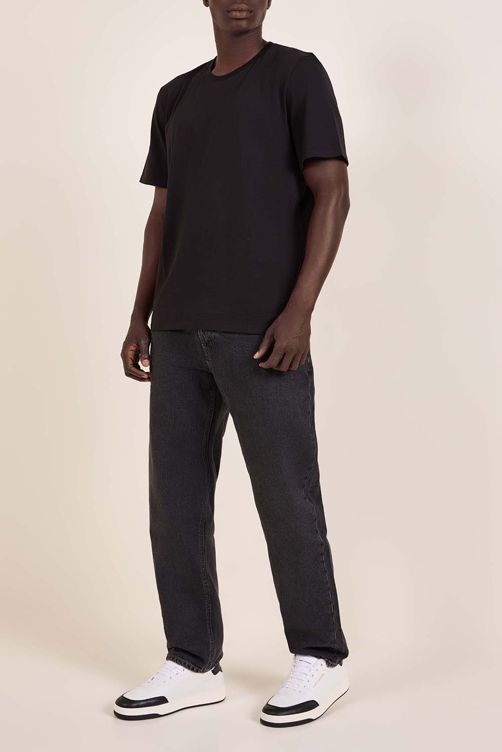 תמונת דוגמן קידמית של נעלי סניקרס