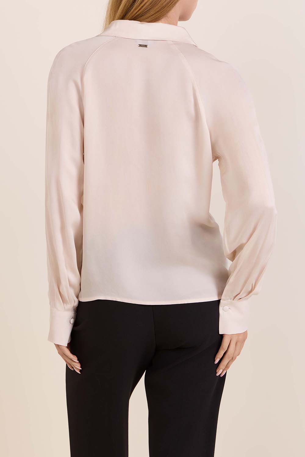 תמונת דוגמן אחורית של חולצת כפתורים סאטן