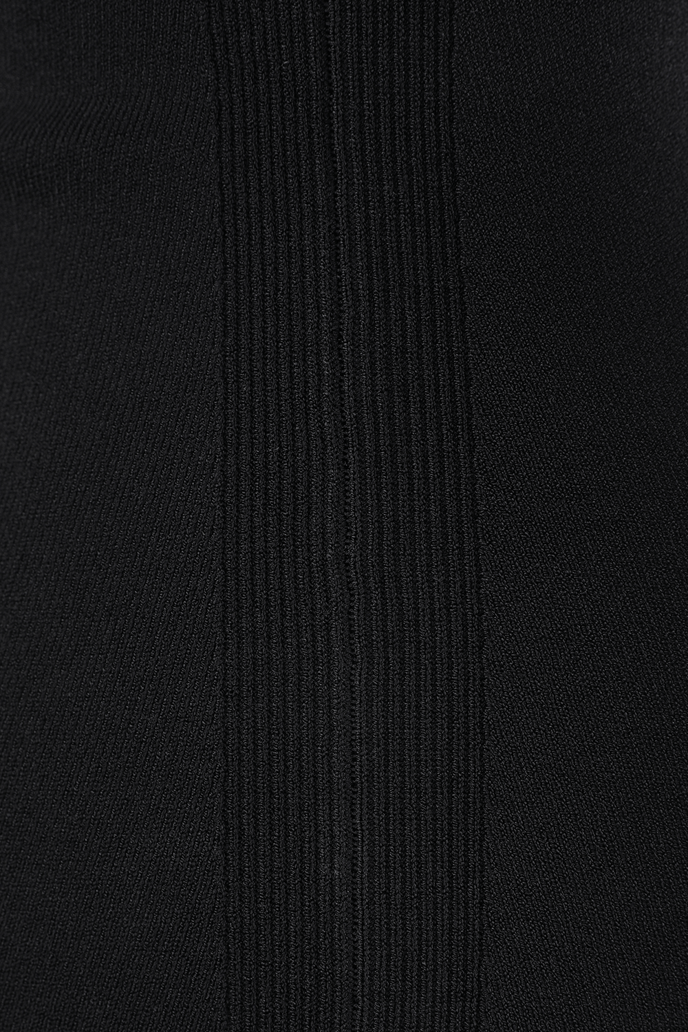 תמונה אחורית של חולצת כתף אחת שחורה