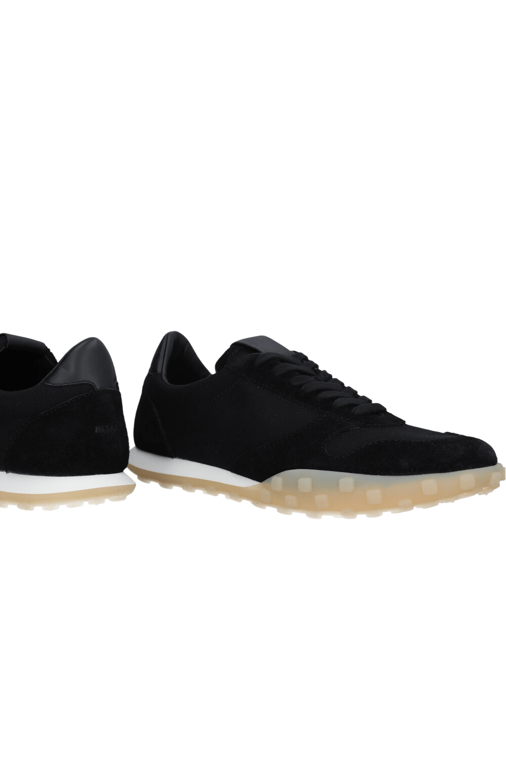 תמונת תקריב של נעלי סניקרס