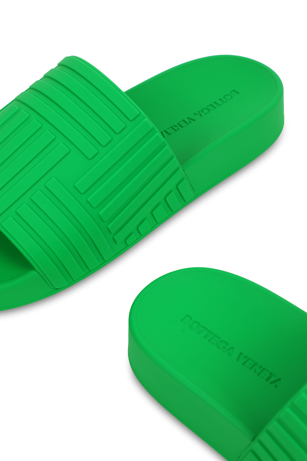 תמונת תקריב של כפכפי סליידס ירוקים מעוצבים