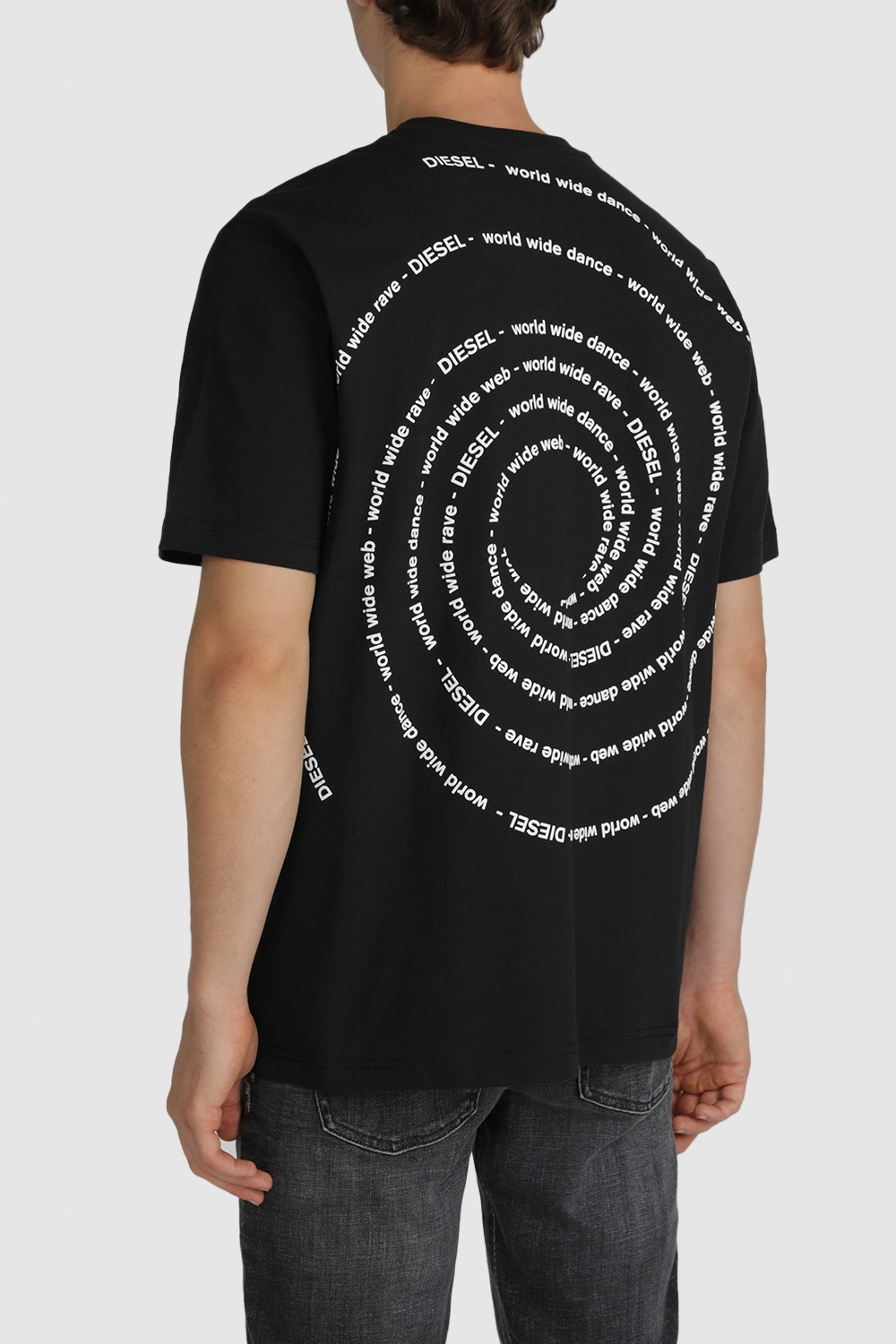 תמונת דוגמן אחורית של חולצת טי עם הדפס אחורי