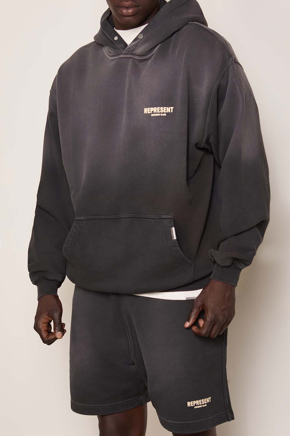 תמונת דוגמן קידמית של סווטשירט קפוצ'ון