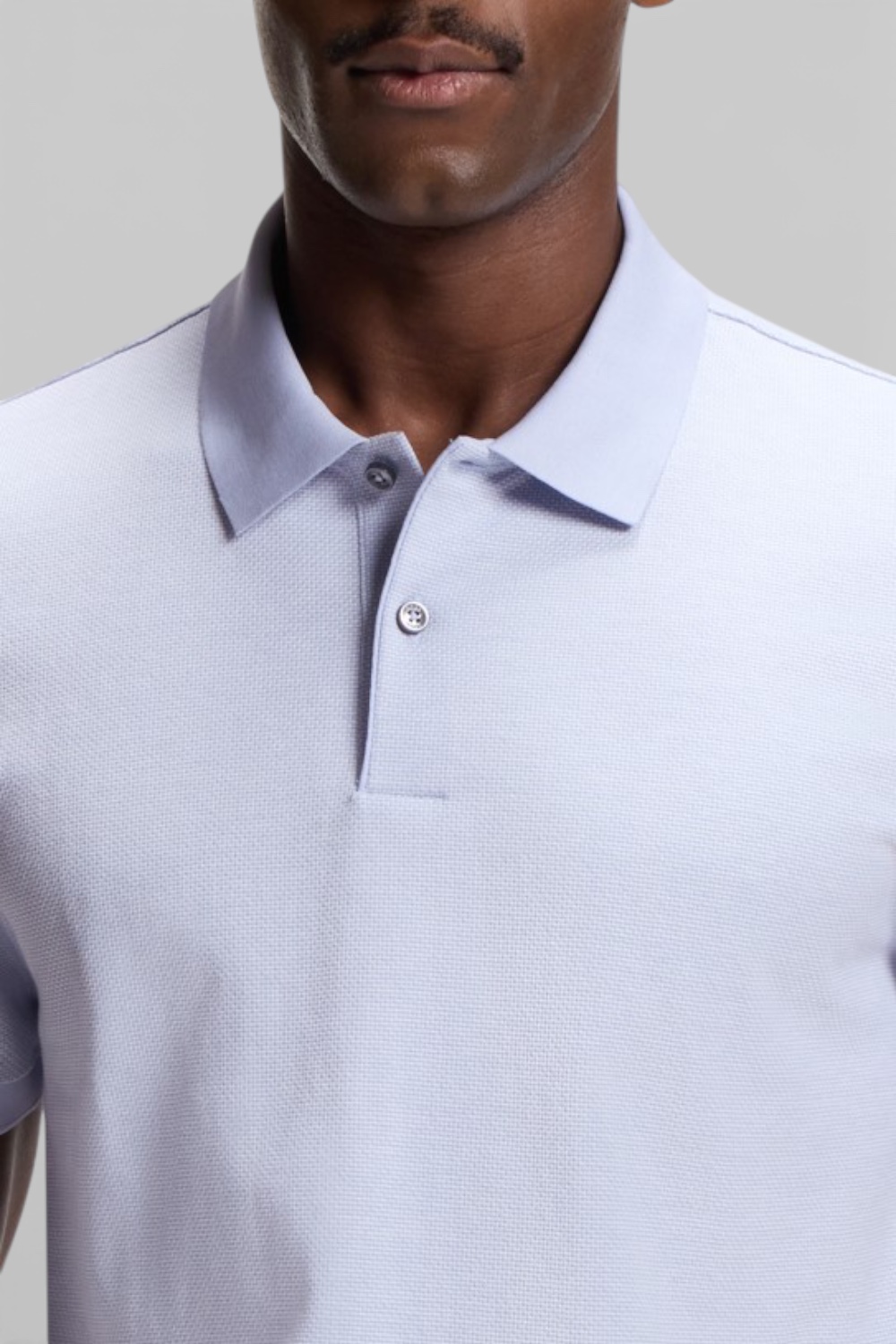 תמונת תקריב דוגמן של חולצת פולו