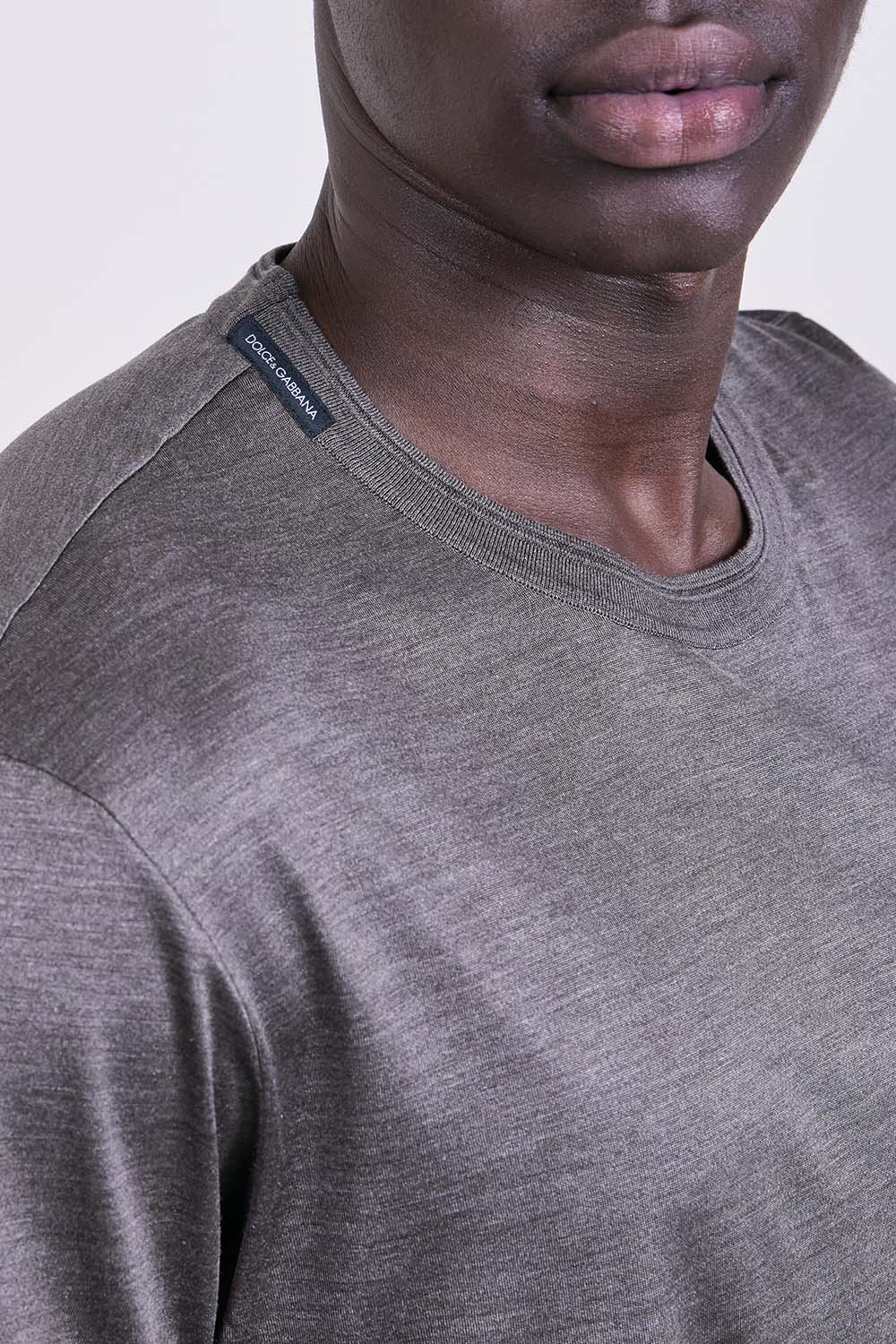 תמונת תקריב דוגמן של חולצת טי משי