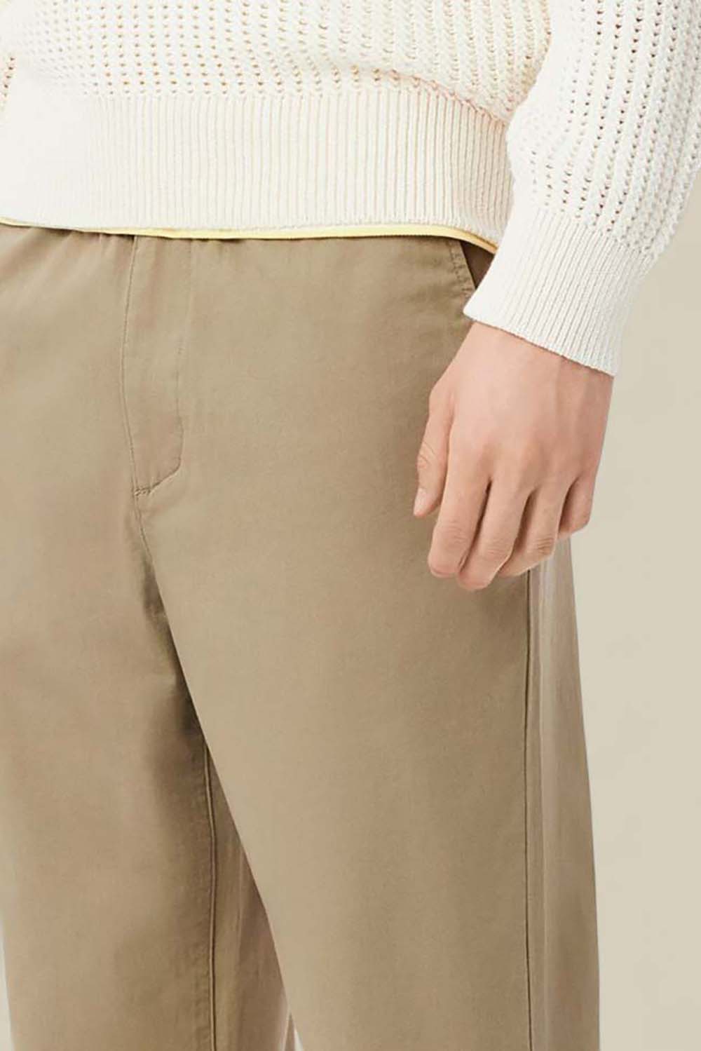 תמונת תקריב דוגמן של מכנסי צ'ינו