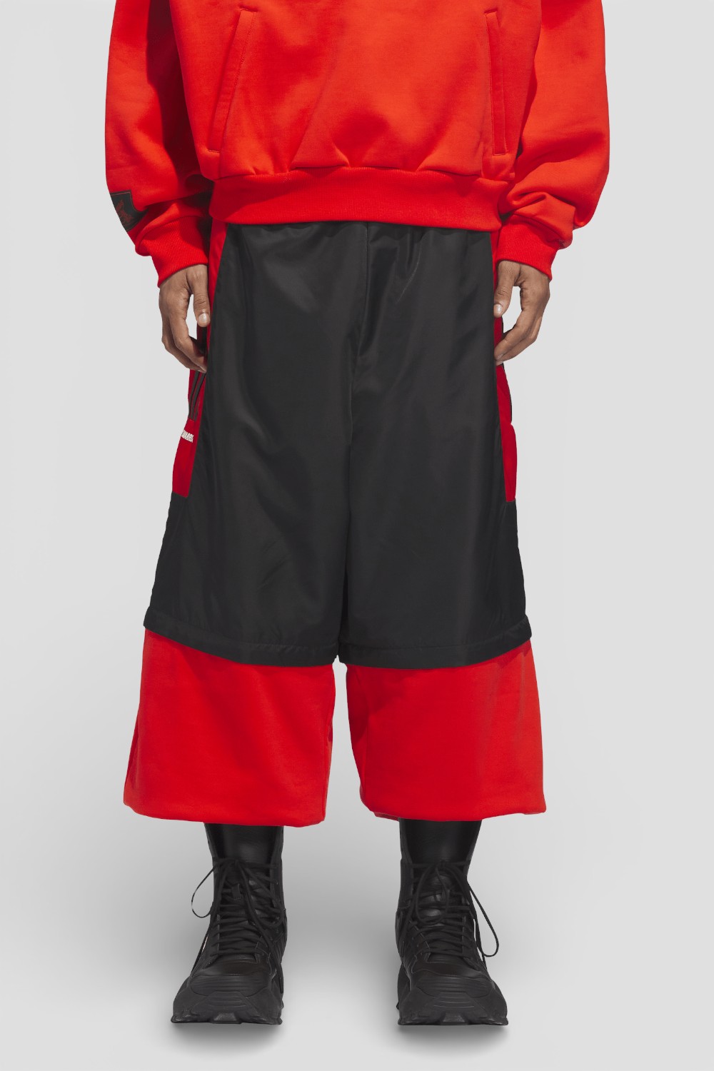 תמונת דוגמן קידמית של מכנסי ג'וגר אדידס X וילי צ'אווריה