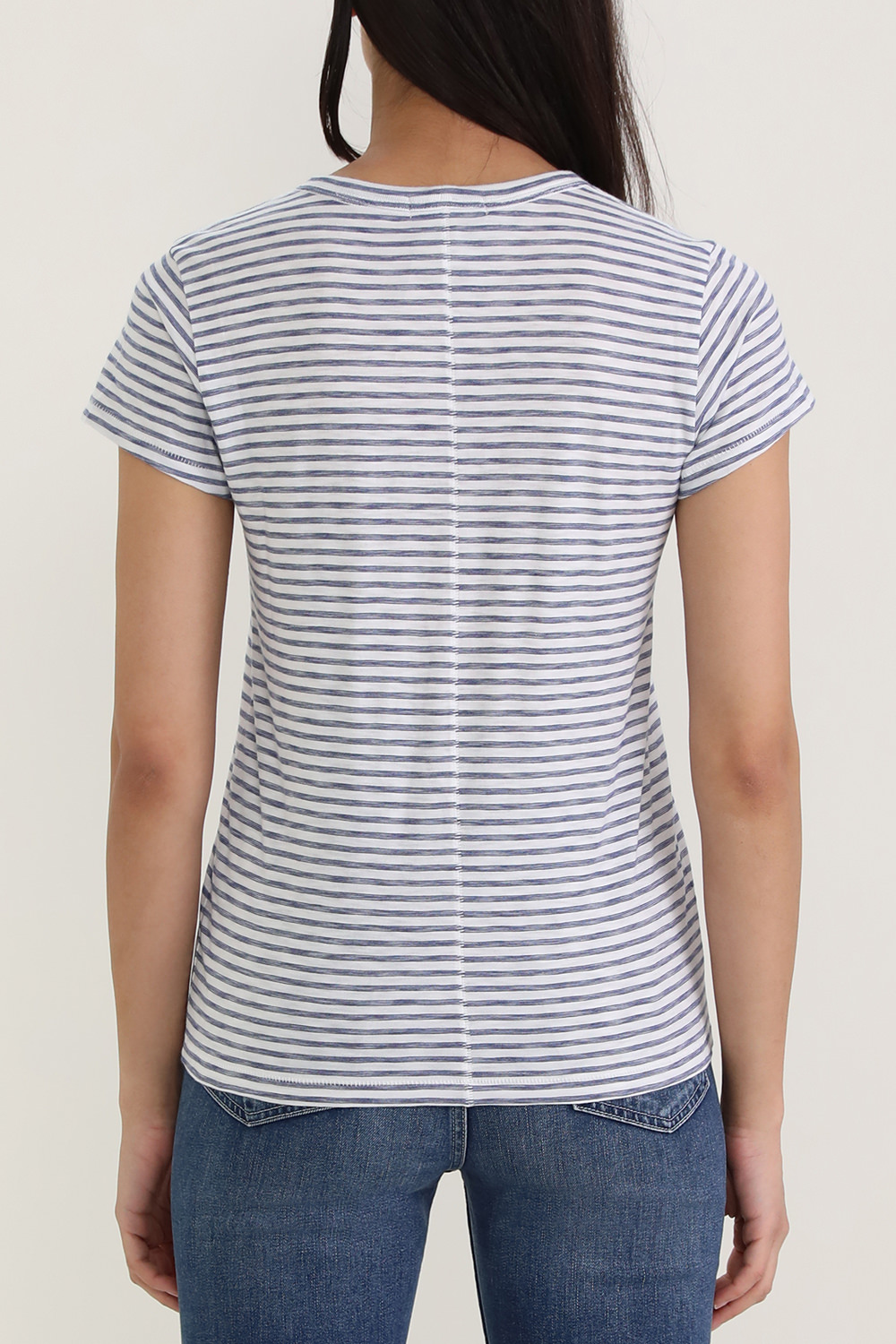 תמונת דוגמן אחורית של חולצת טי מכותנה אורגנית עם הדפס פסים