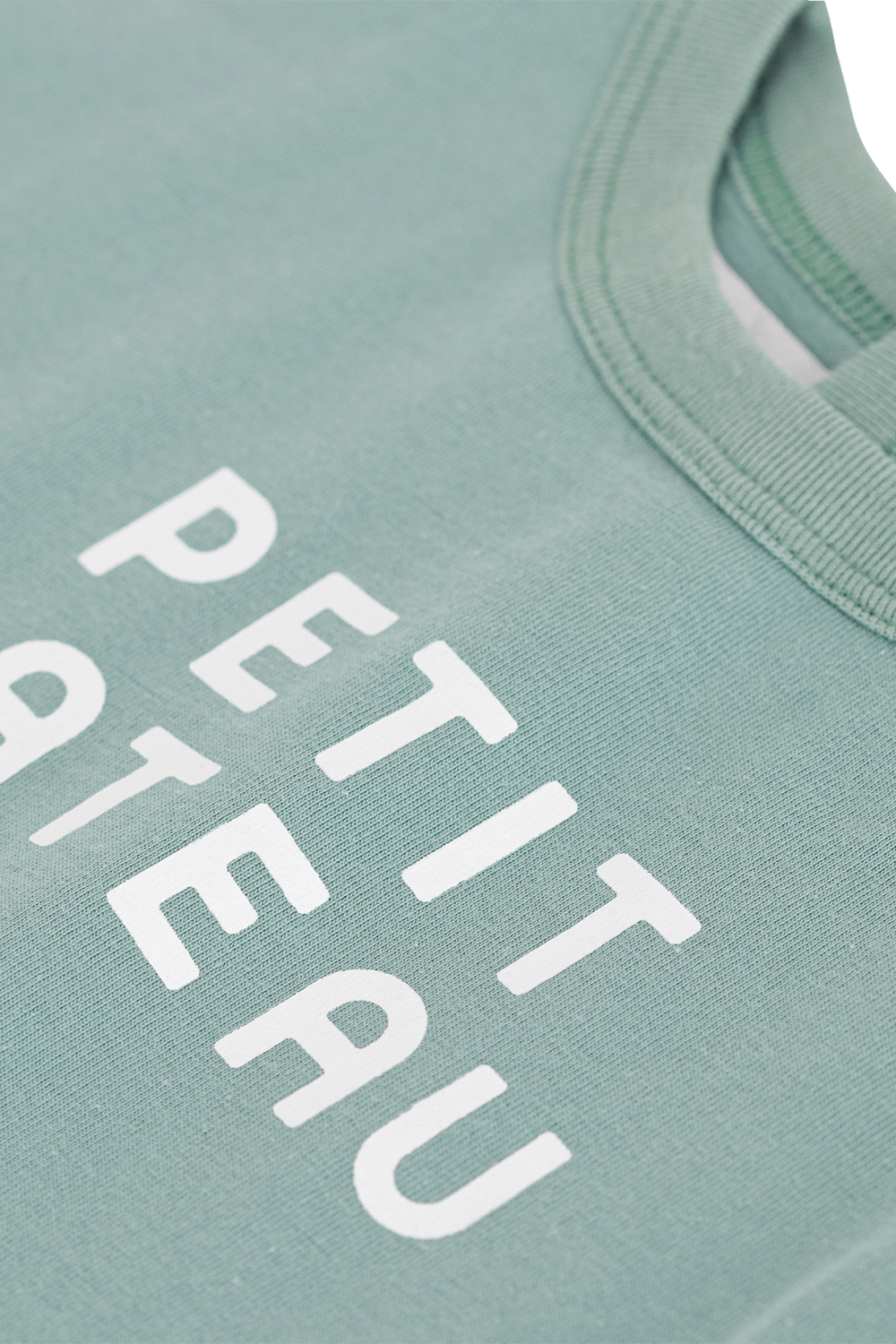 תמונת תקריב של חולצת טי - גילאים 3-12 חודשים