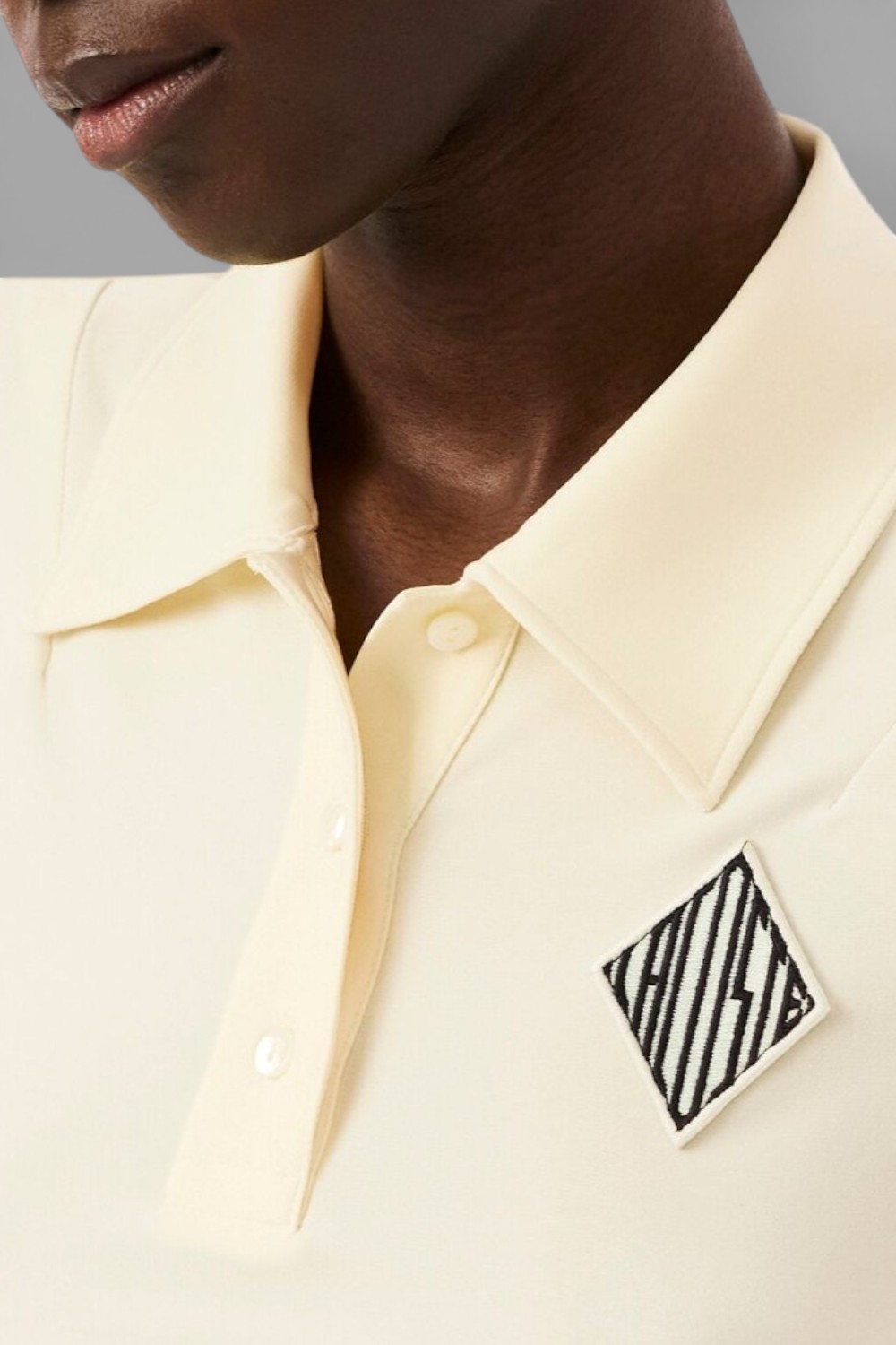 תמונת תקריב דוגמן של חולצת פולו קצרה