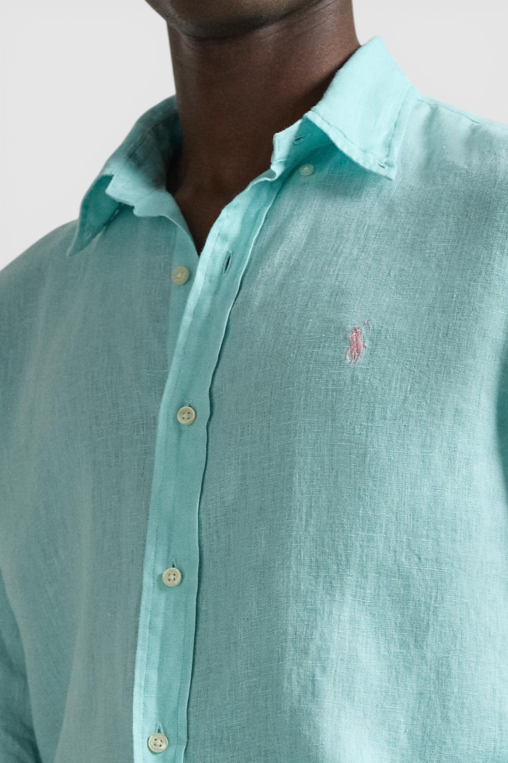 תמונת תקריב דוגמן של חולצה מכופתרת ארוכה מפשתן