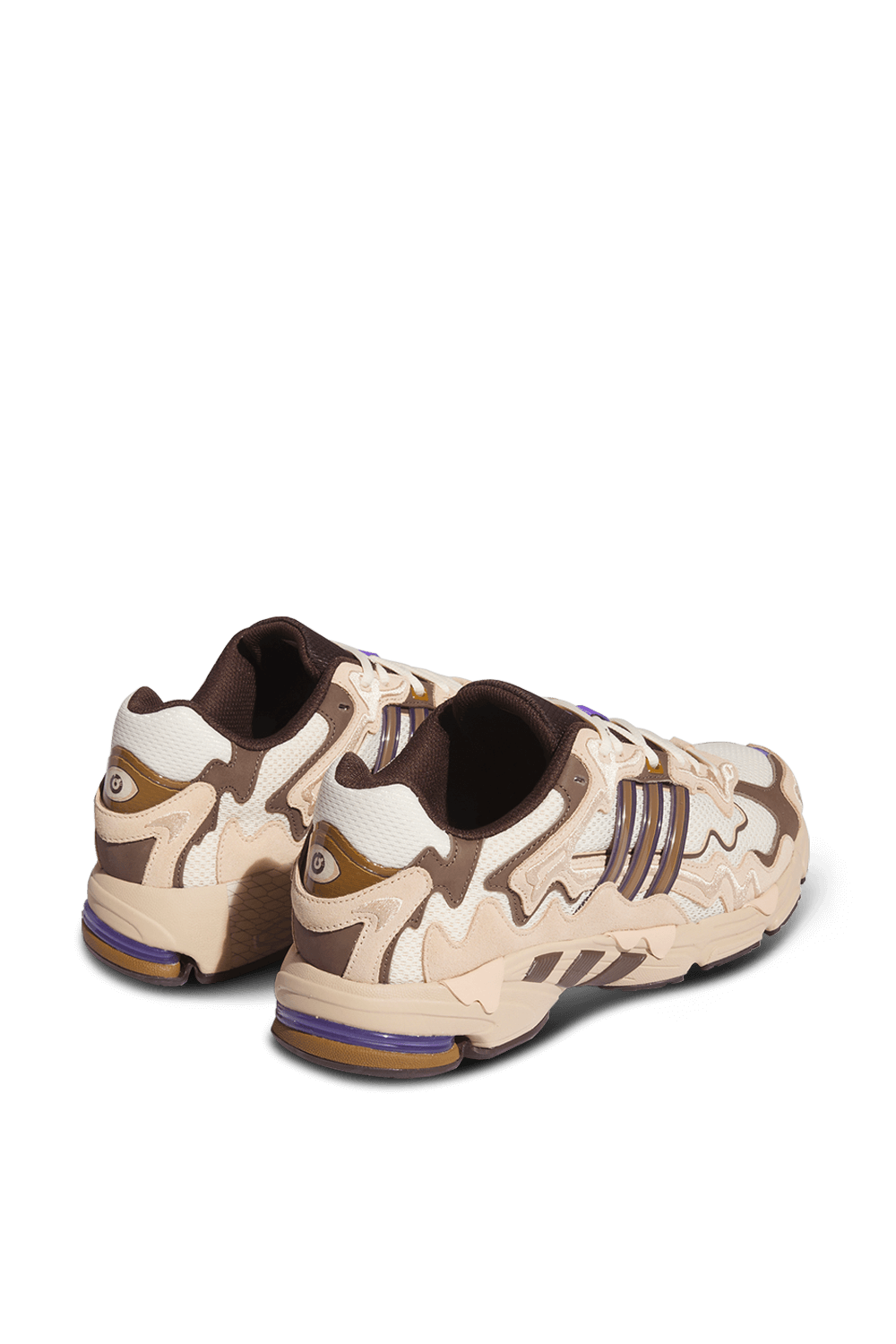 תמונת תקריב של אדידס X באד באני נעלי סניקרס