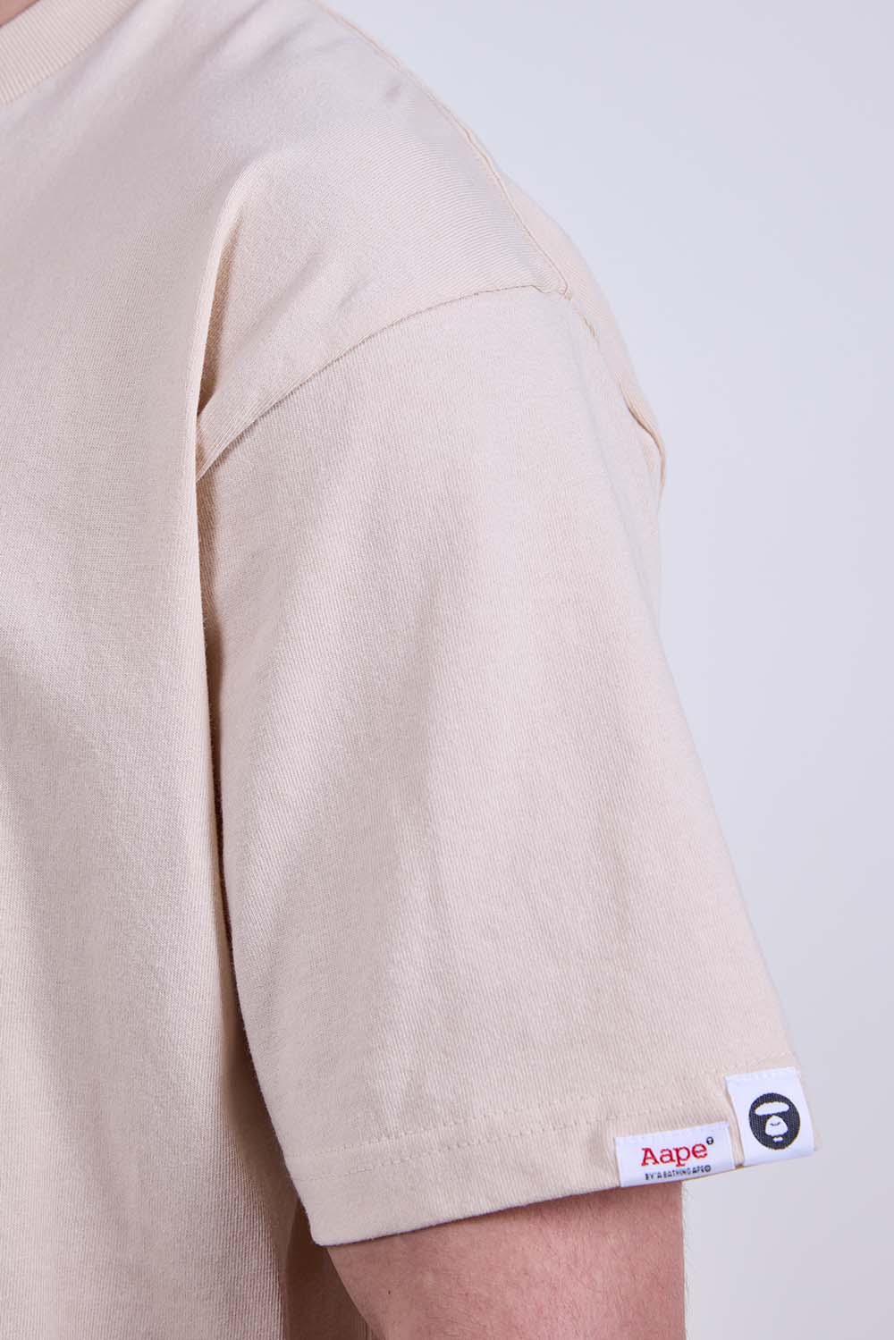 תמונת תקריב דוגמן של חולצת טי בגזרה ישרה