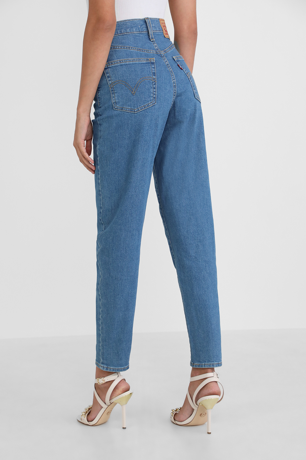 תמונת דוגמן אחורית של מכנסי ג'ינס טאפר בגזרה גבוהה