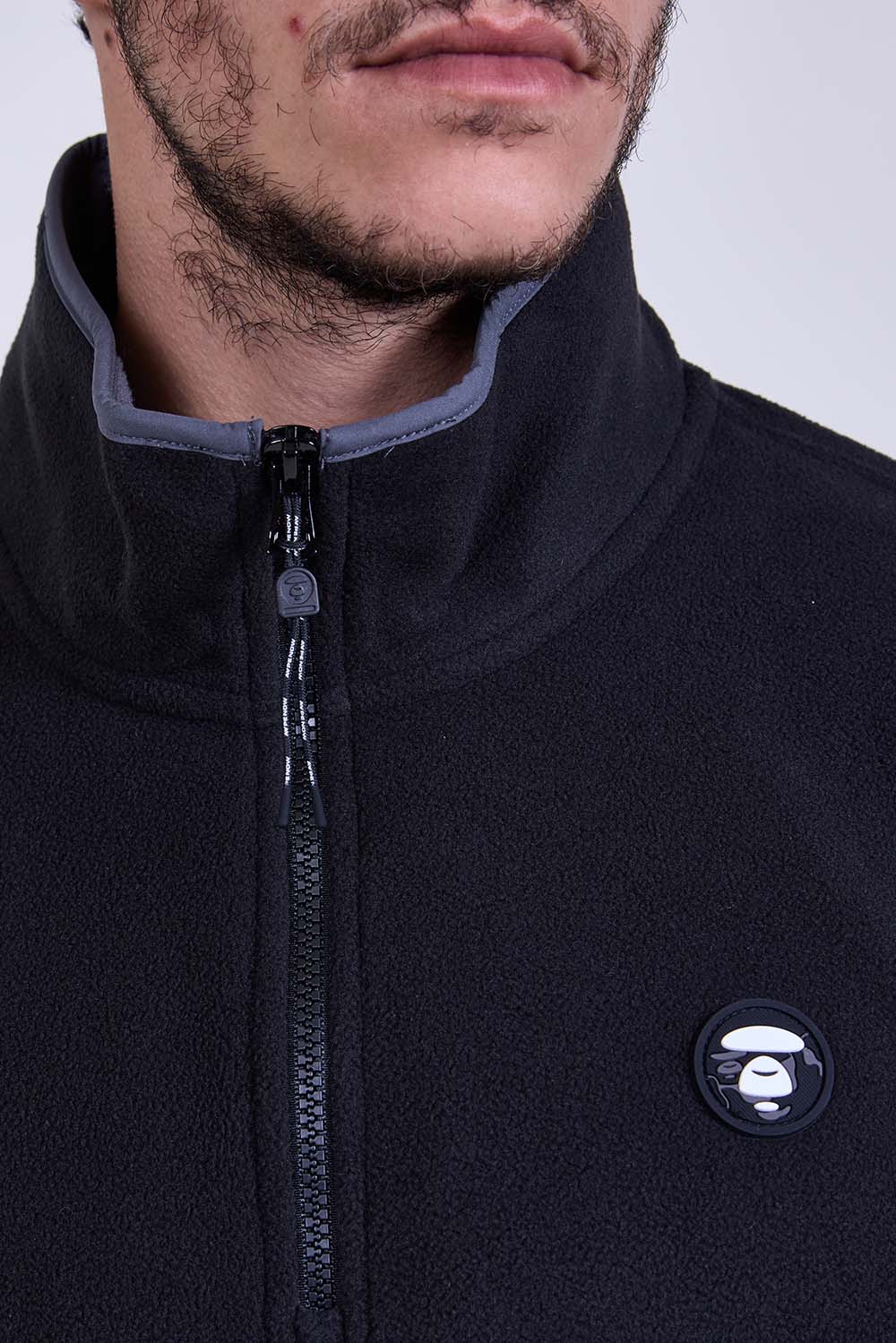 תמונת תקריב דוגמן של ז'קט חצי רוכסן