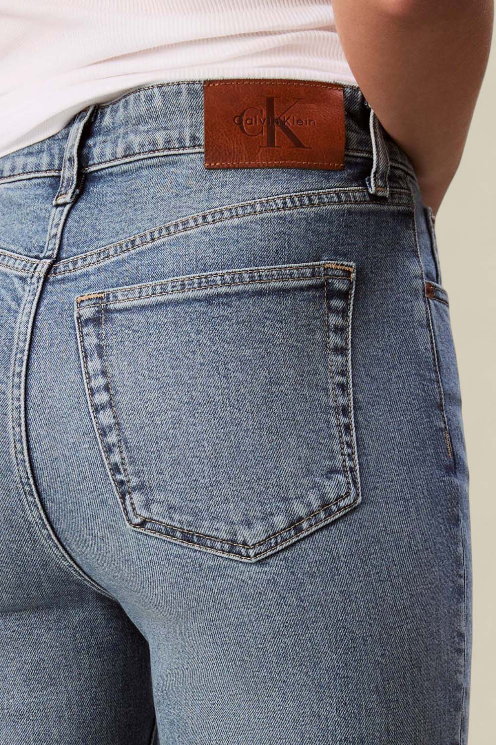 מכנסי ג'ינס בגזרת סקיני בוטקאט