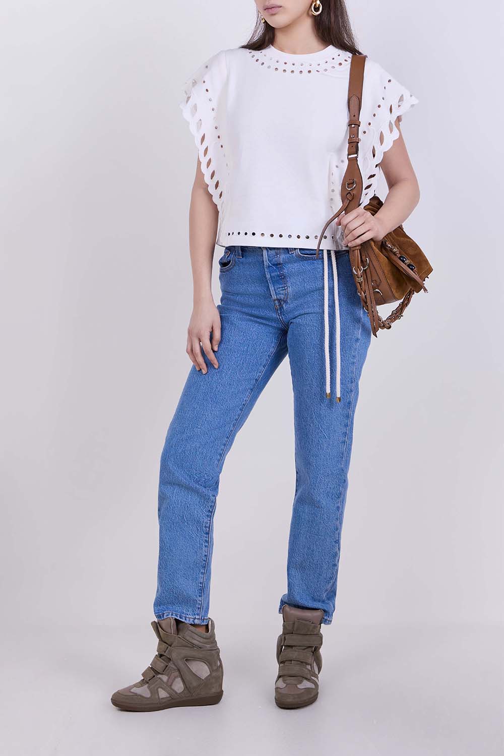 תמונת דוגמן קידמית של נעלי סניקרס בקאט