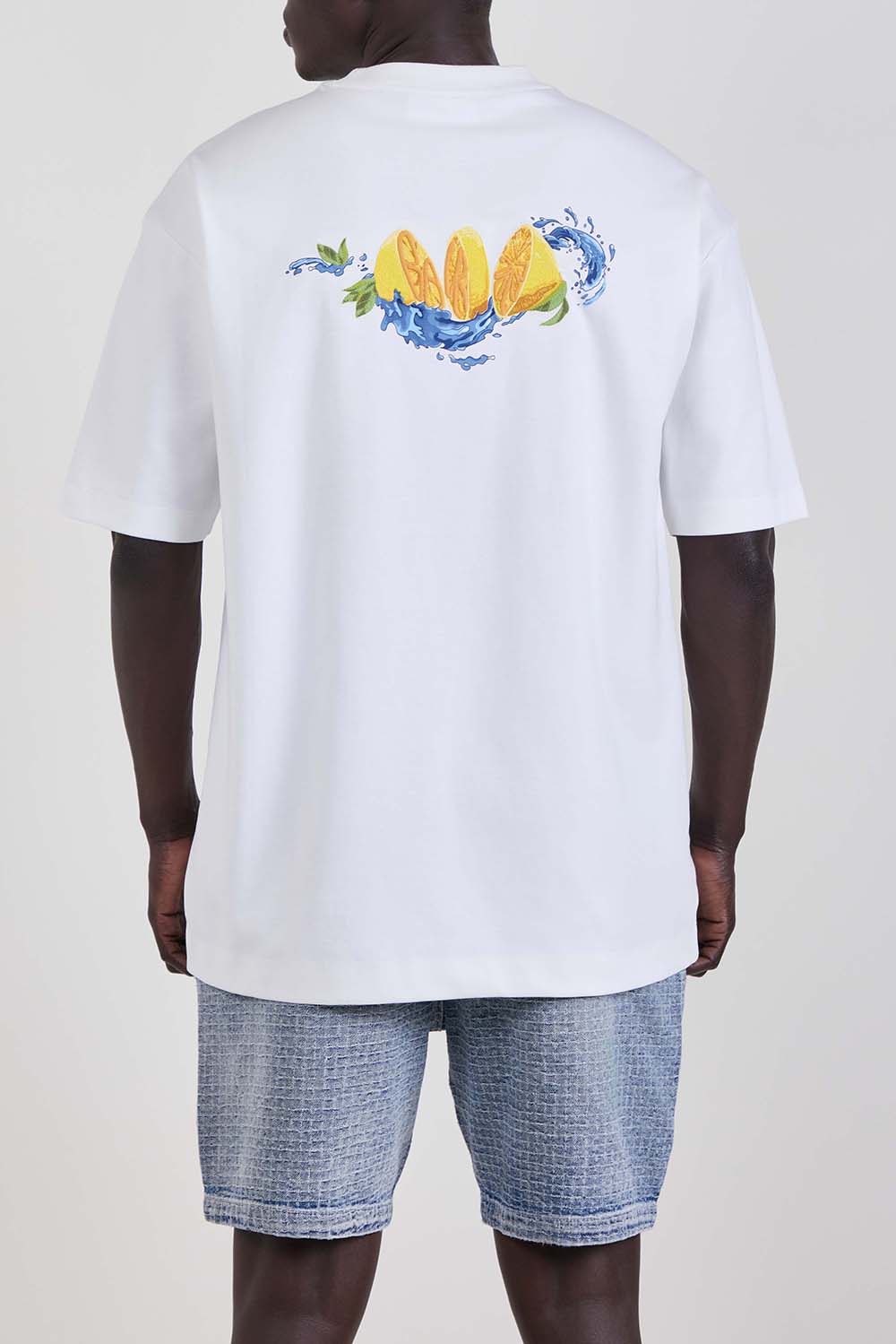 תמונת דוגמן אחורית של חולצת טי אוברסייז