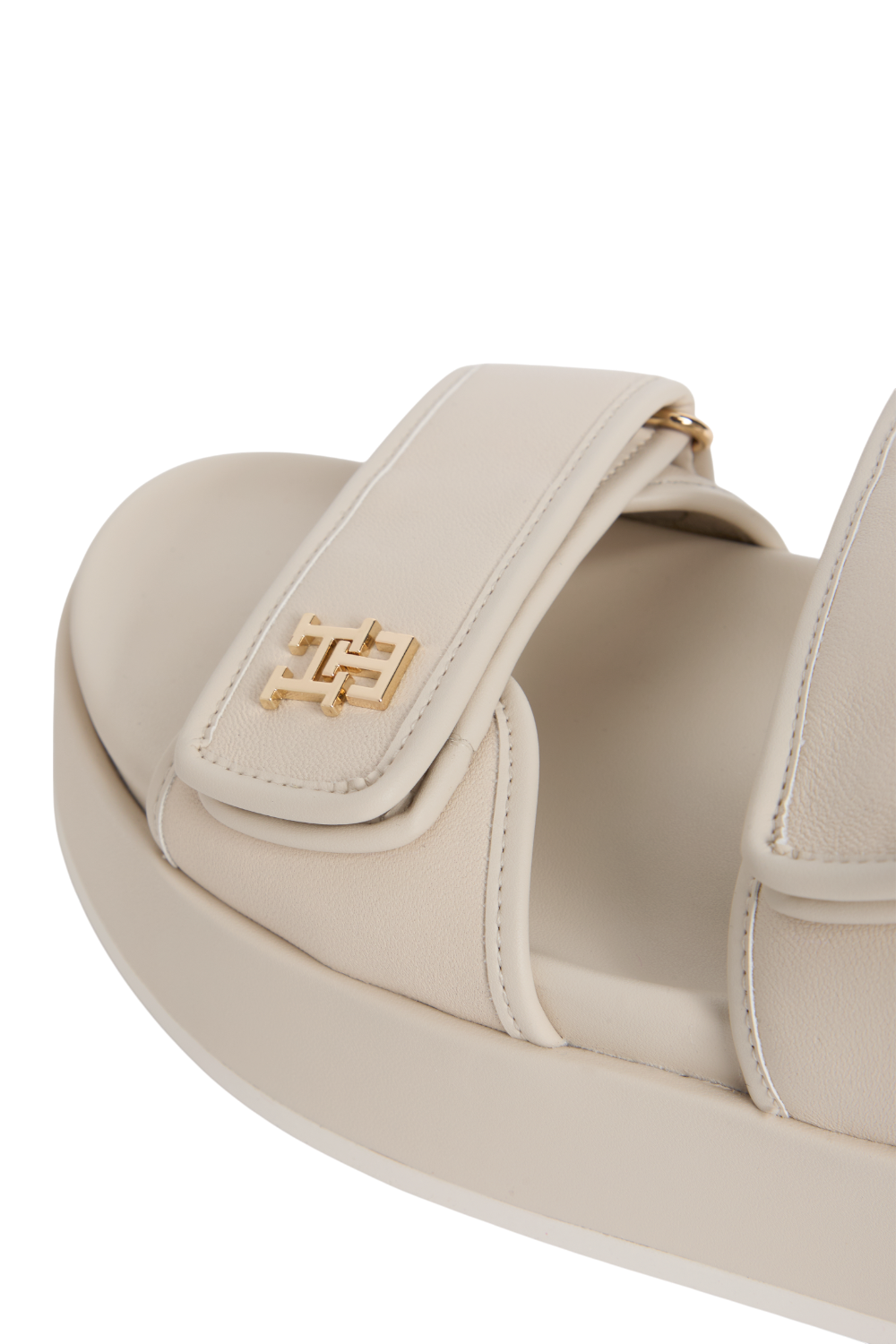 תמונת פנים של סנדלי פלטפורמה