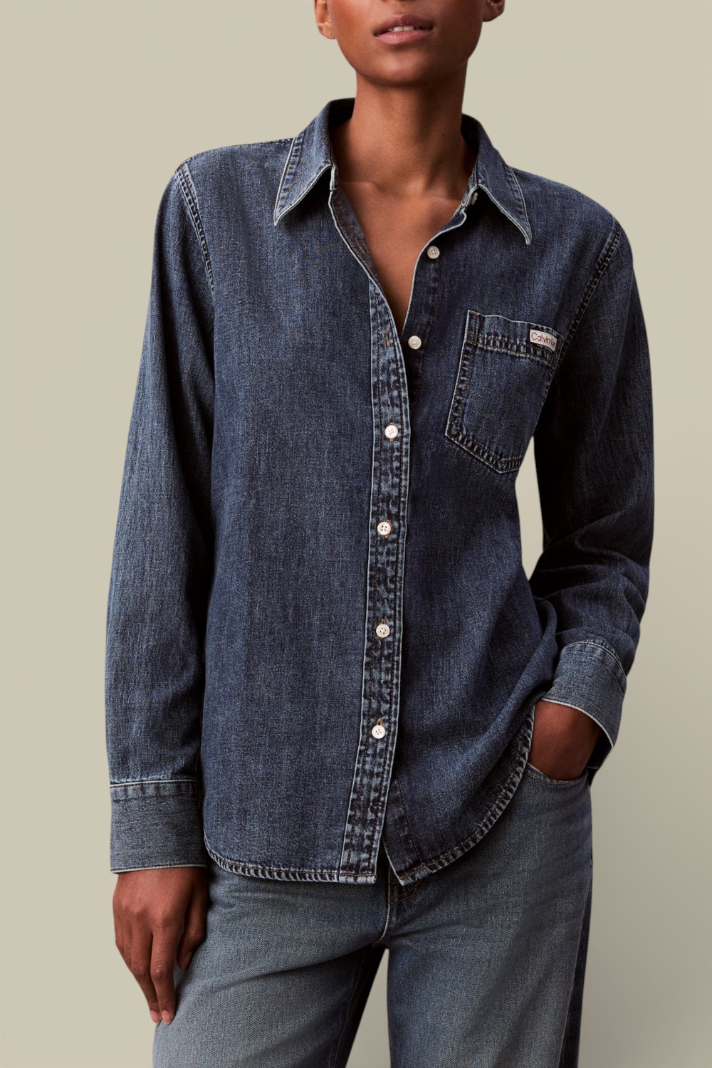 תמונת דוגמן קידמית של חולצת ג'ינס מכופתרת