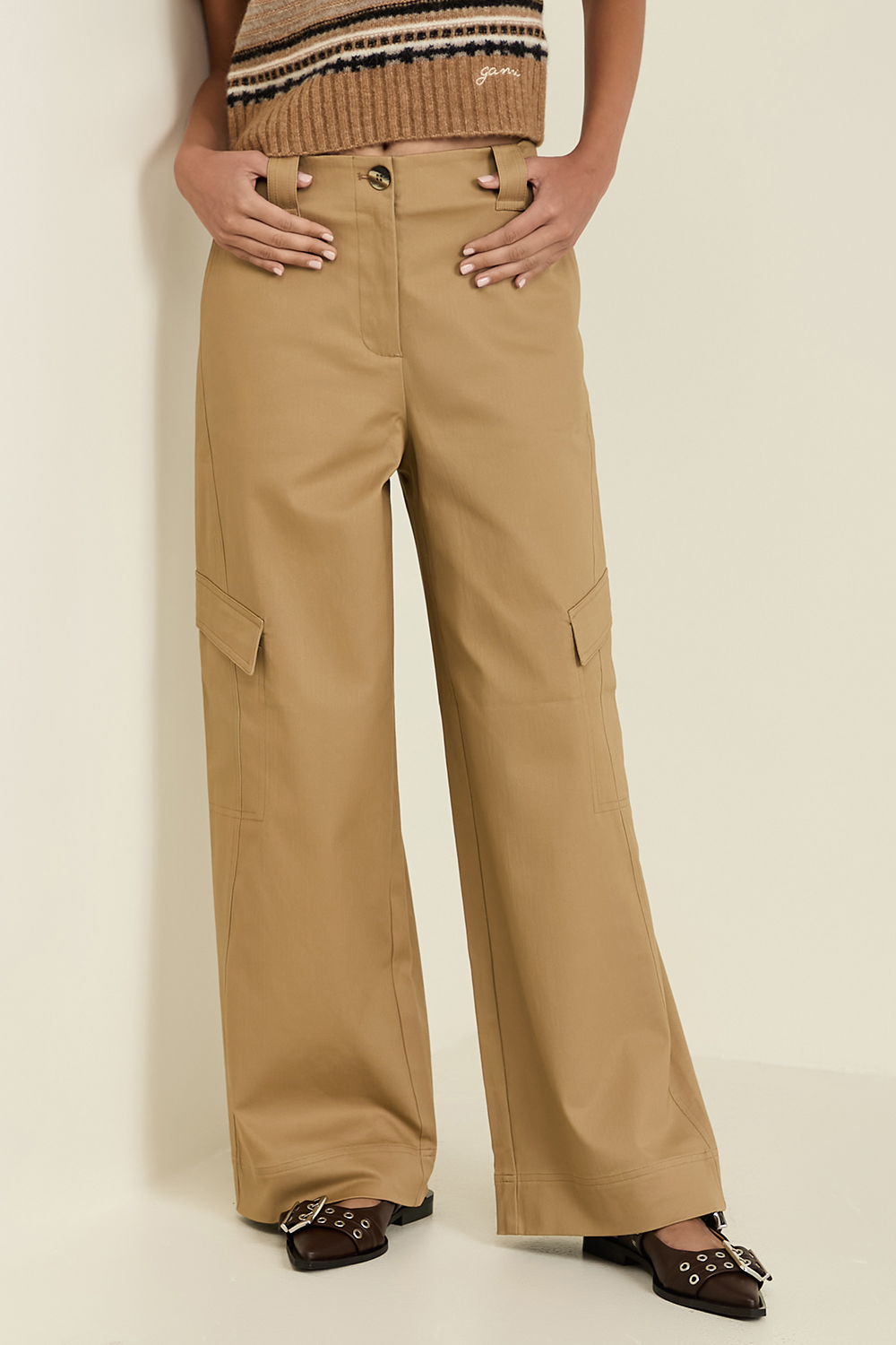 תמונת דוגמן קידמית של מכנסיים ארוכים