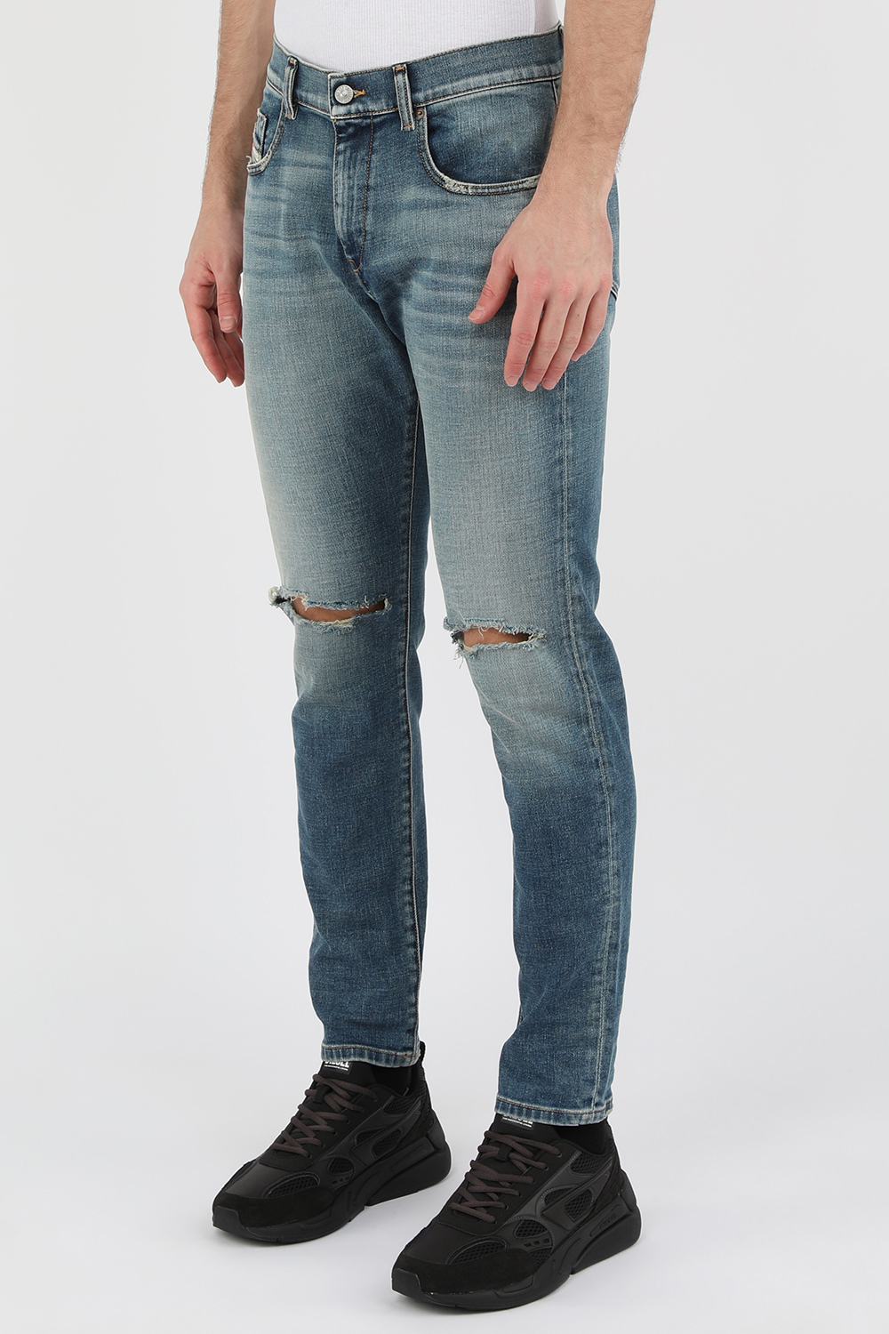 תמונת דוגמן קידמית של ג'ינס סלים כחול מדגם די-סטראקט 2019