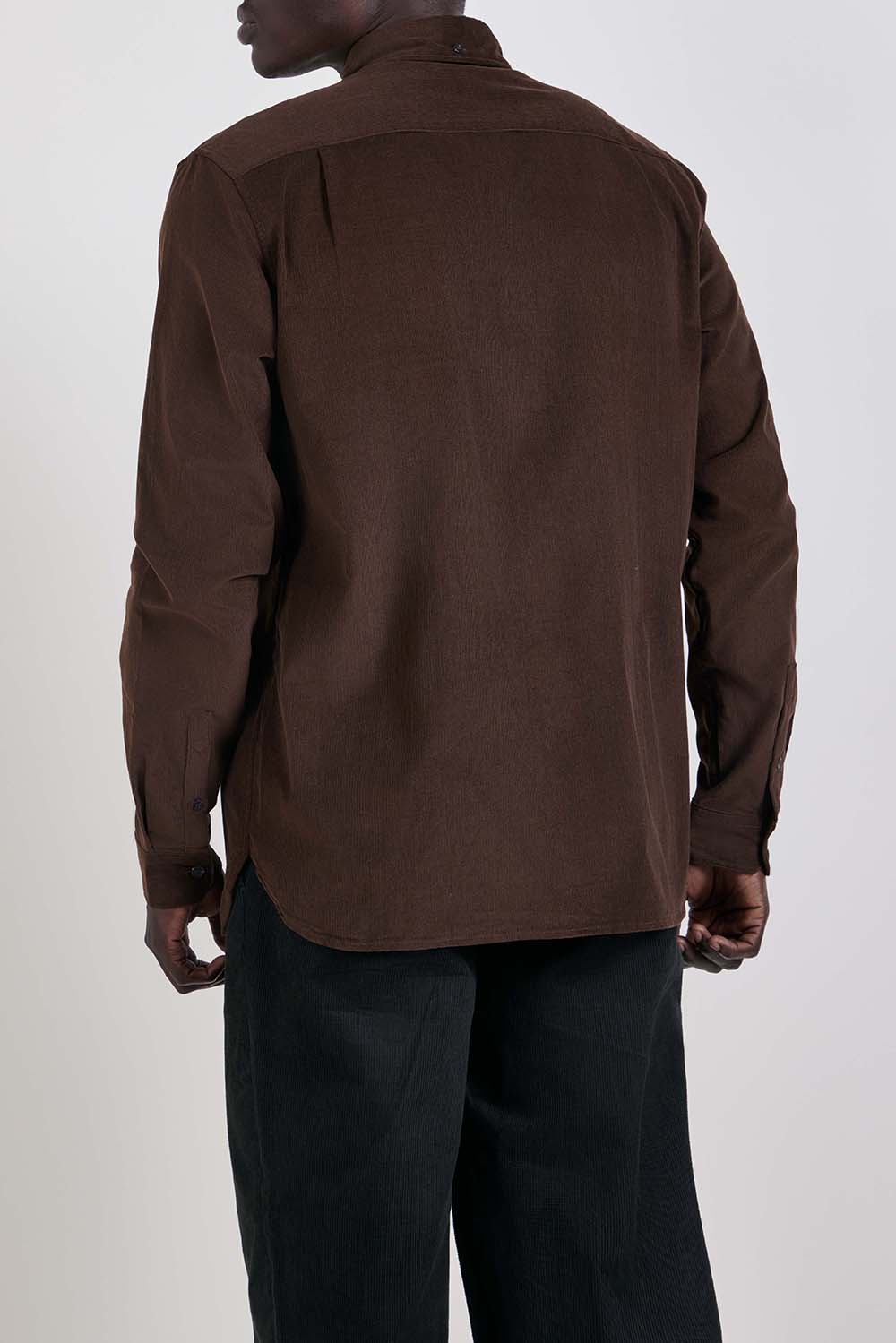 תמונת דוגמן אחורית של חולצת כפתורים קורדרוי