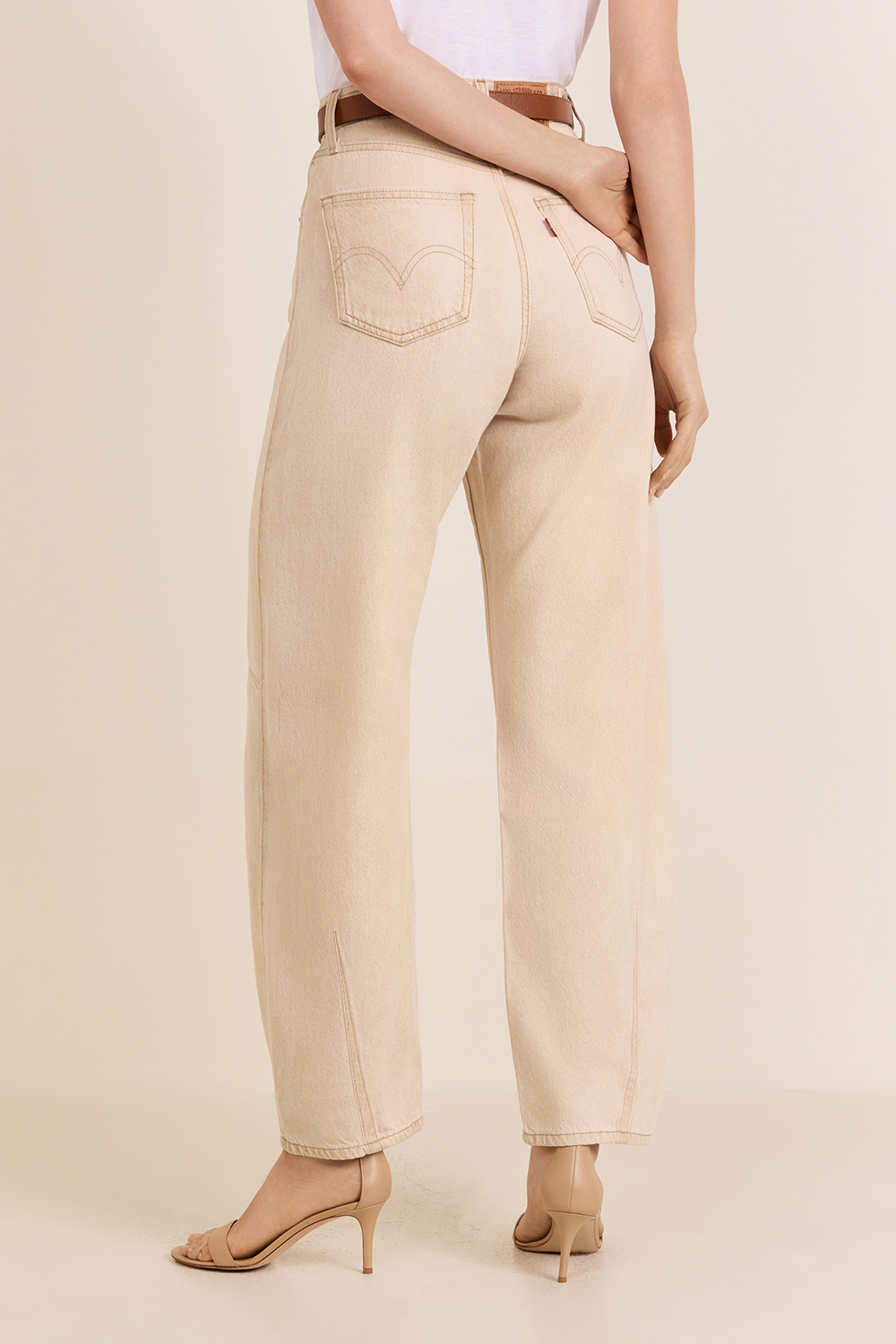 תמונת דוגמן אחורית של מכנסי ג'ינס בלון רחבים